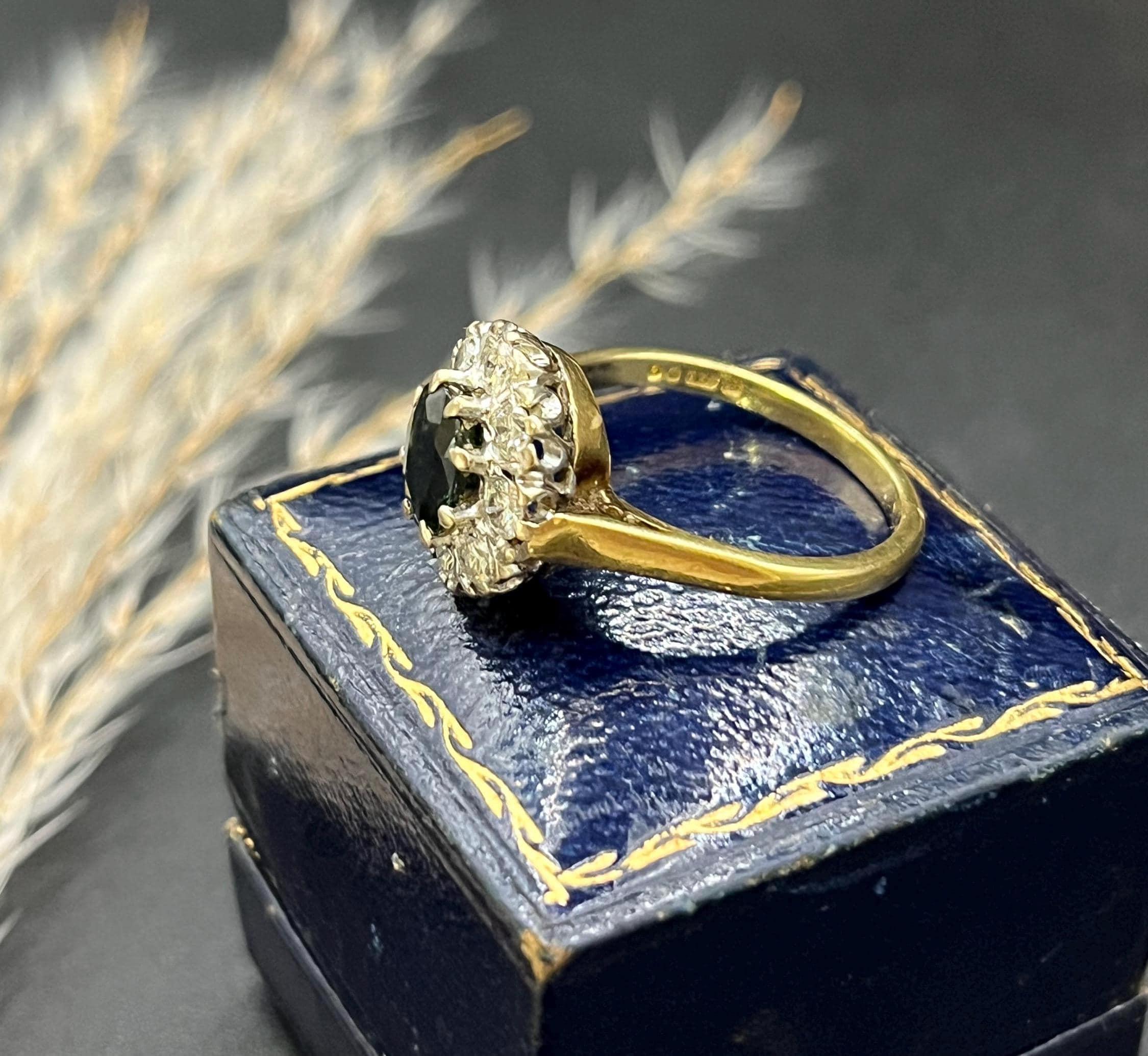 da uomo o donna Anello vintage in oro 18 ct, zaffiri e diamanti a grappolo, con marchio Londra 1977 in vendita