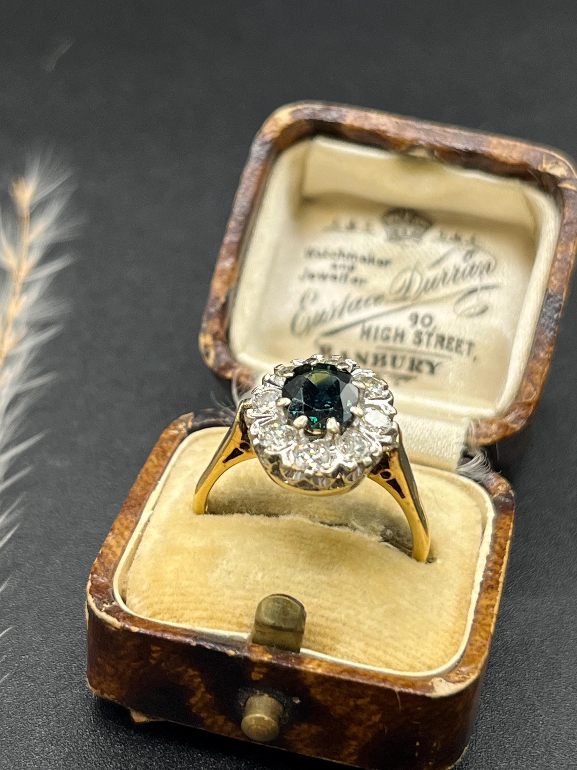 Anello vintage in oro 18 ct, zaffiri e diamanti a grappolo, con marchio Londra 1977 in vendita 1