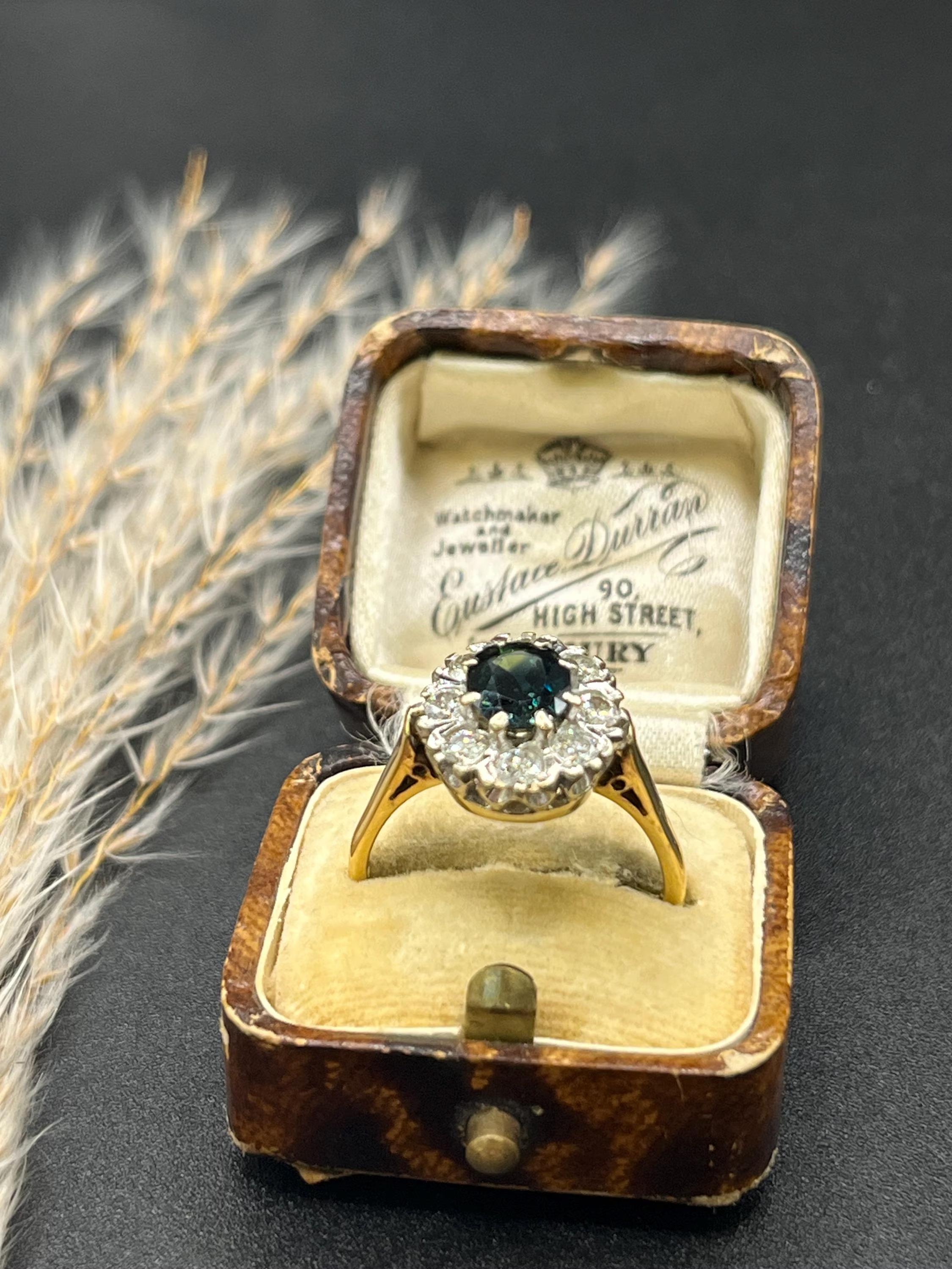 Anello vintage in oro 18 ct, zaffiri e diamanti a grappolo, con marchio Londra 1977 in vendita 2