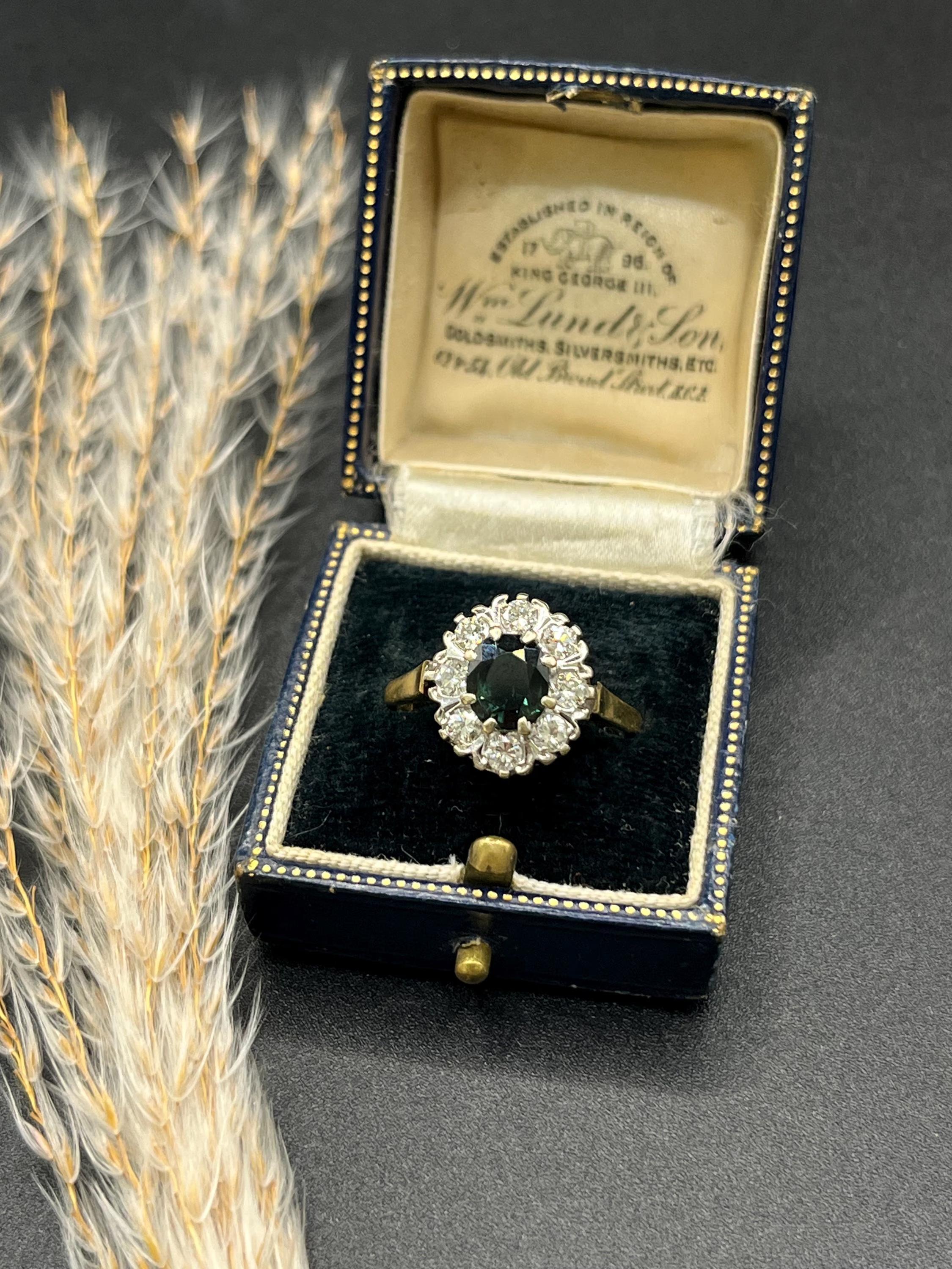 Anello vintage in oro 18 ct, zaffiri e diamanti a grappolo, con marchio Londra 1977 in vendita 3