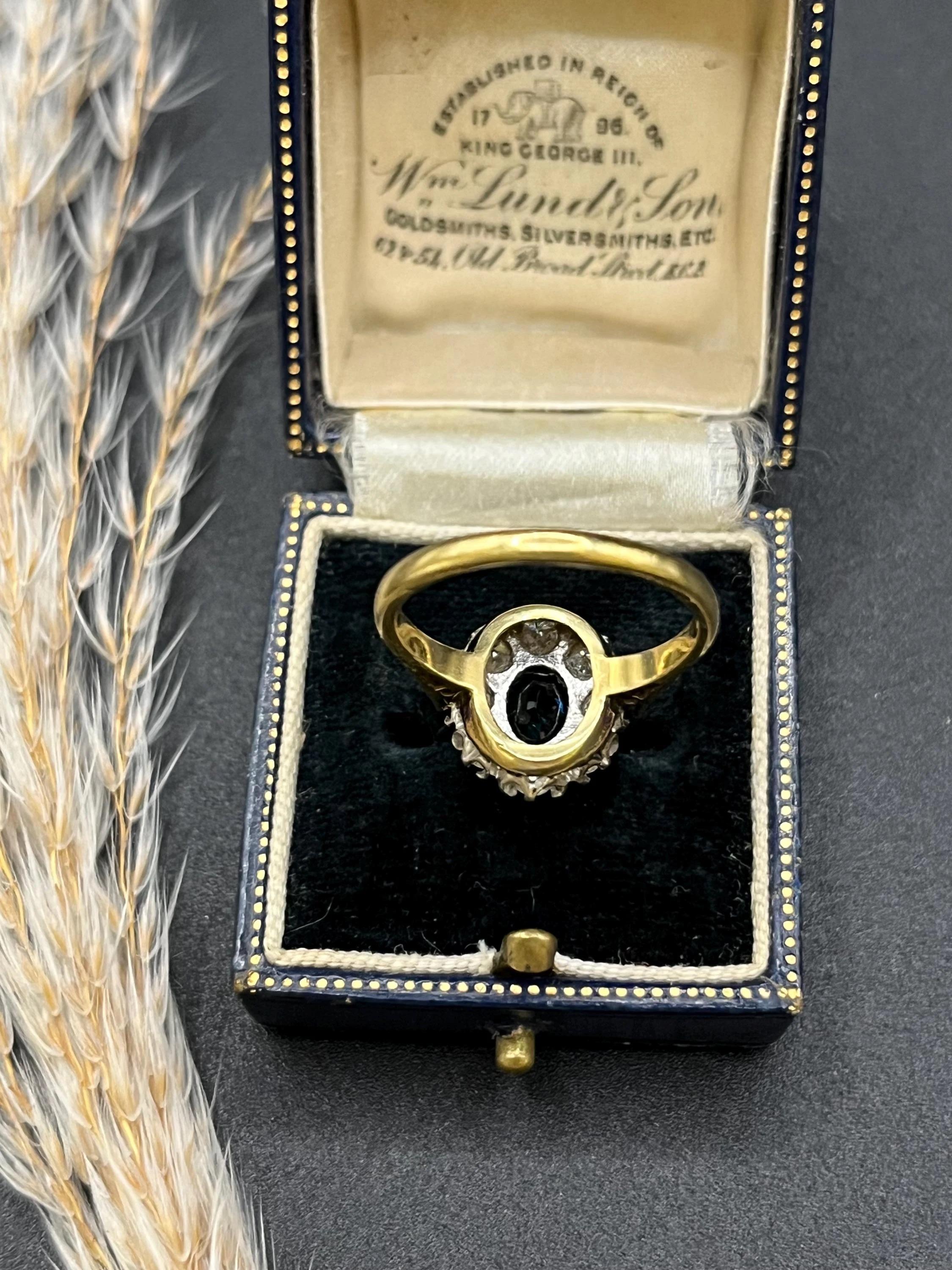 Anello vintage in oro 18 ct, zaffiri e diamanti a grappolo, con marchio Londra 1977 in vendita 4