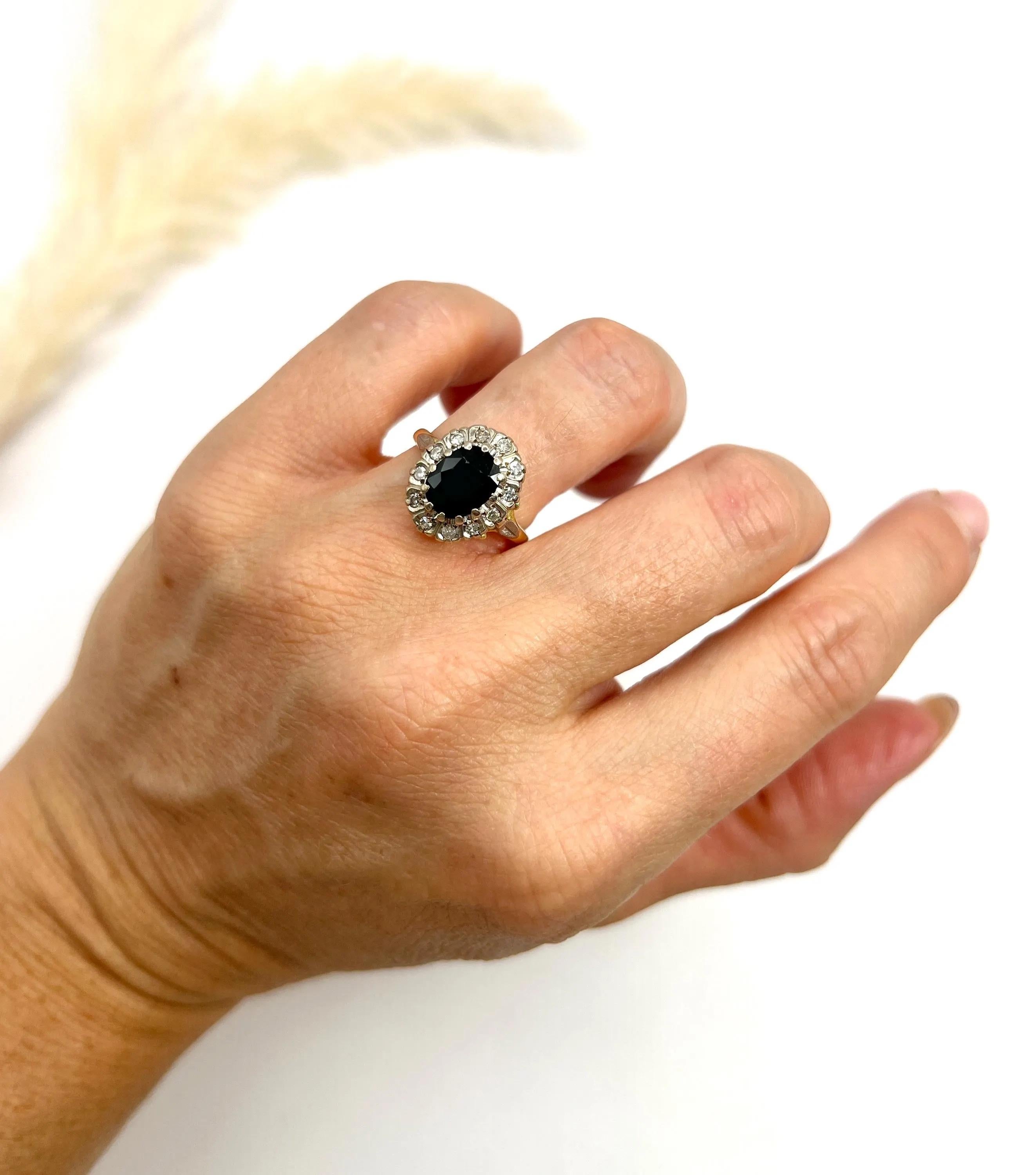 Vintage 18ct Gold, Sapphire & Diamond Oval Cluster Ring, Hallmarked London 1977 In Good Condition For Sale In Brighton, GB
