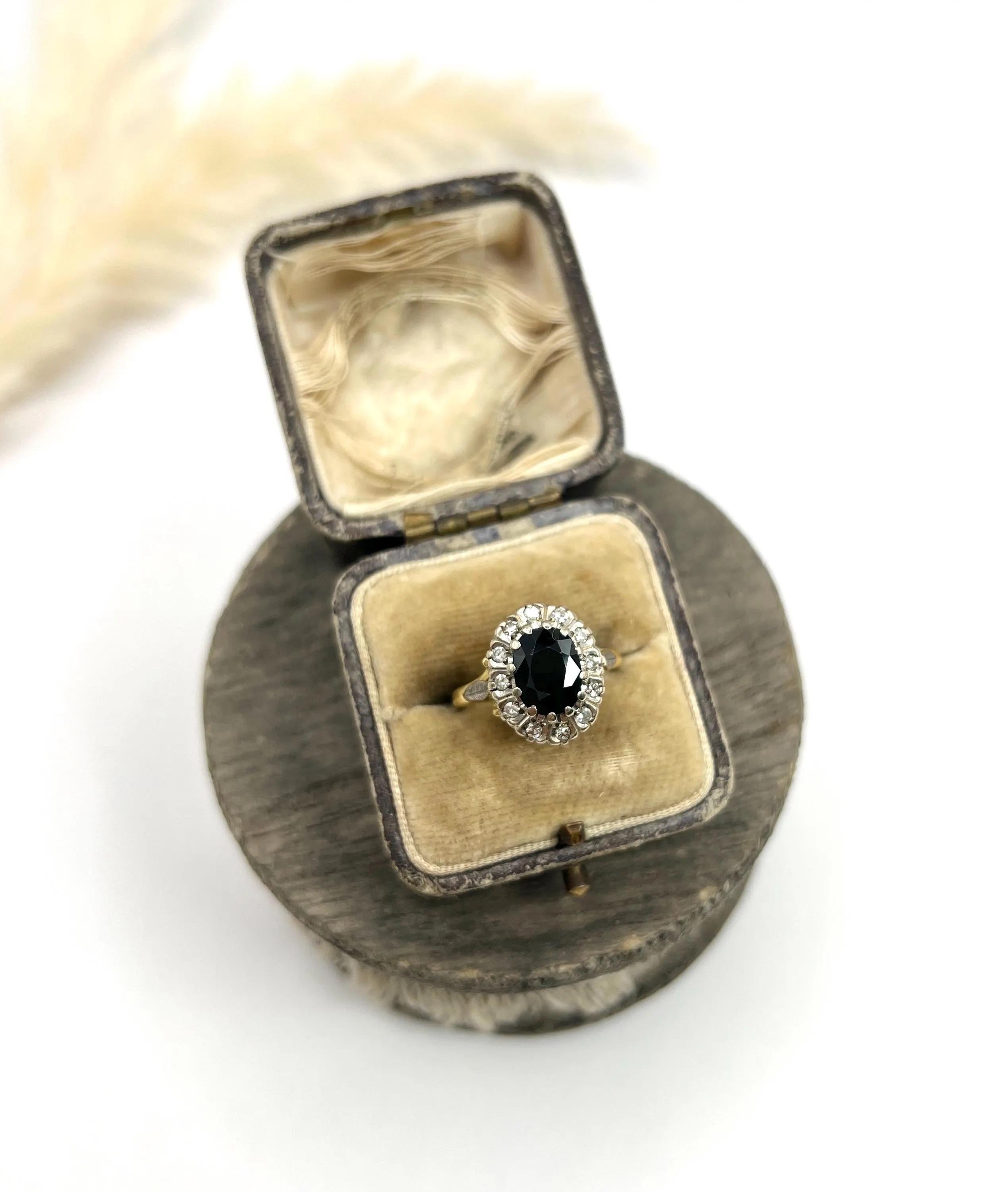 Women's or Men's Vintage 18ct Gold, Sapphire & Diamond Oval Cluster Ring, Hallmarked London 1977 For Sale
