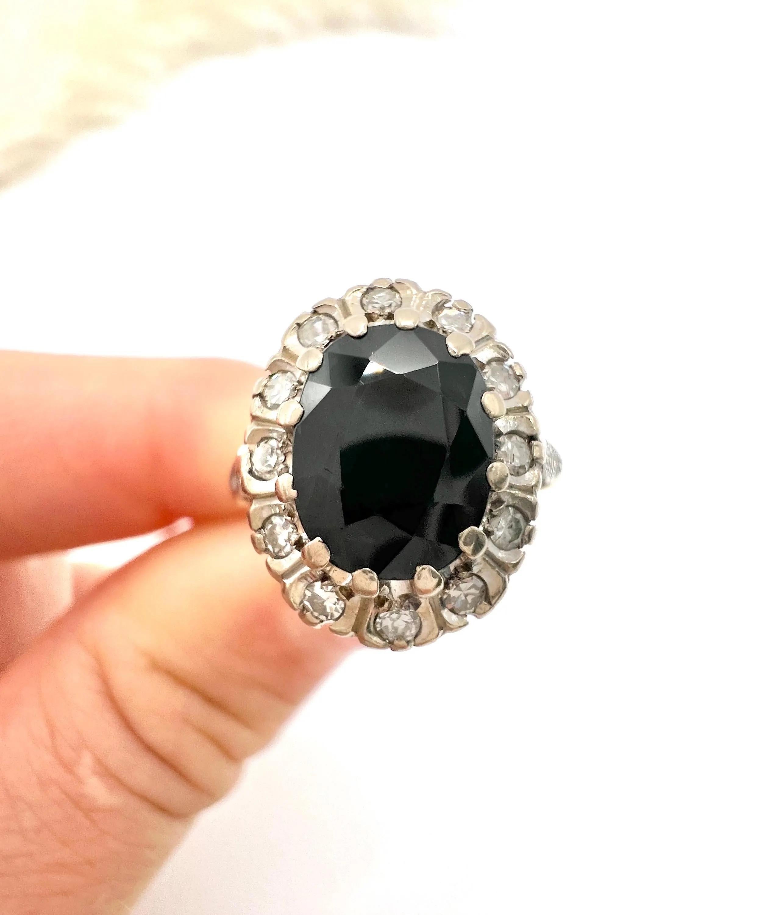 Vintage 18ct Gold, Sapphire & Diamond Oval Cluster Ring, Hallmarked London 1977 For Sale 1