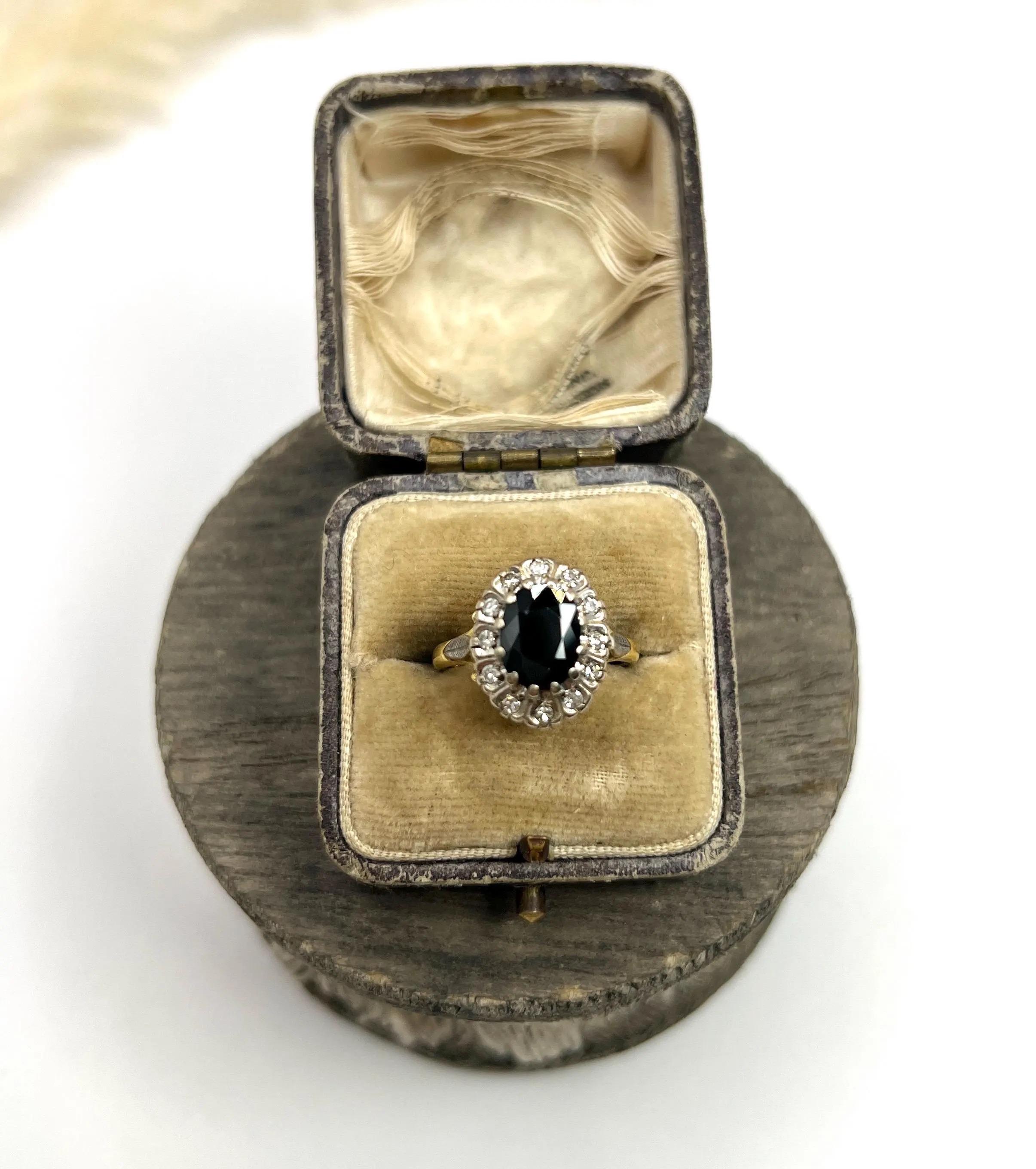 Vintage 18ct Gold, Sapphire & Diamond Oval Cluster Ring, Hallmarked London 1977 For Sale 2