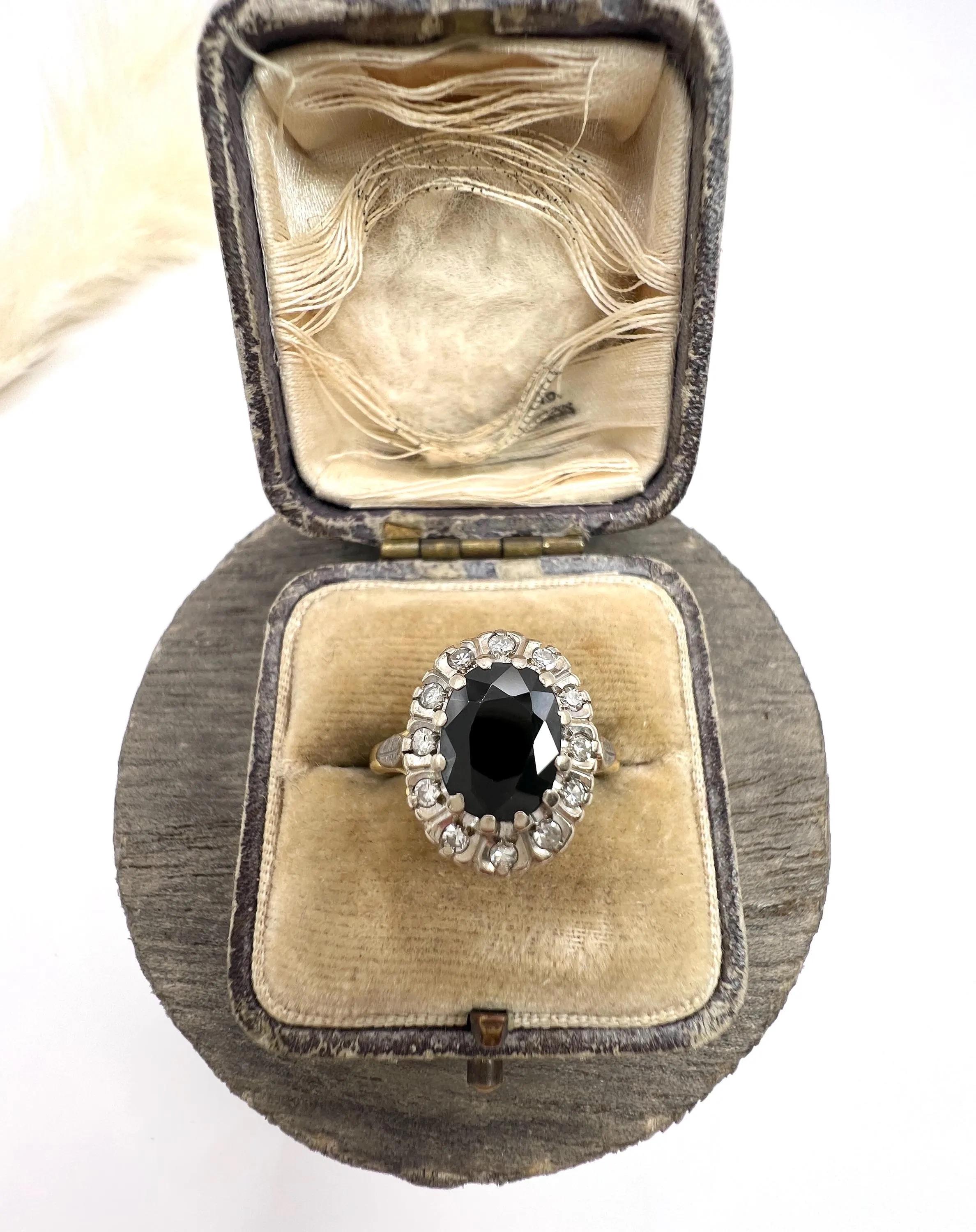 Vintage 18ct Gold, Sapphire & Diamond Oval Cluster Ring, Hallmarked London 1977 For Sale 3