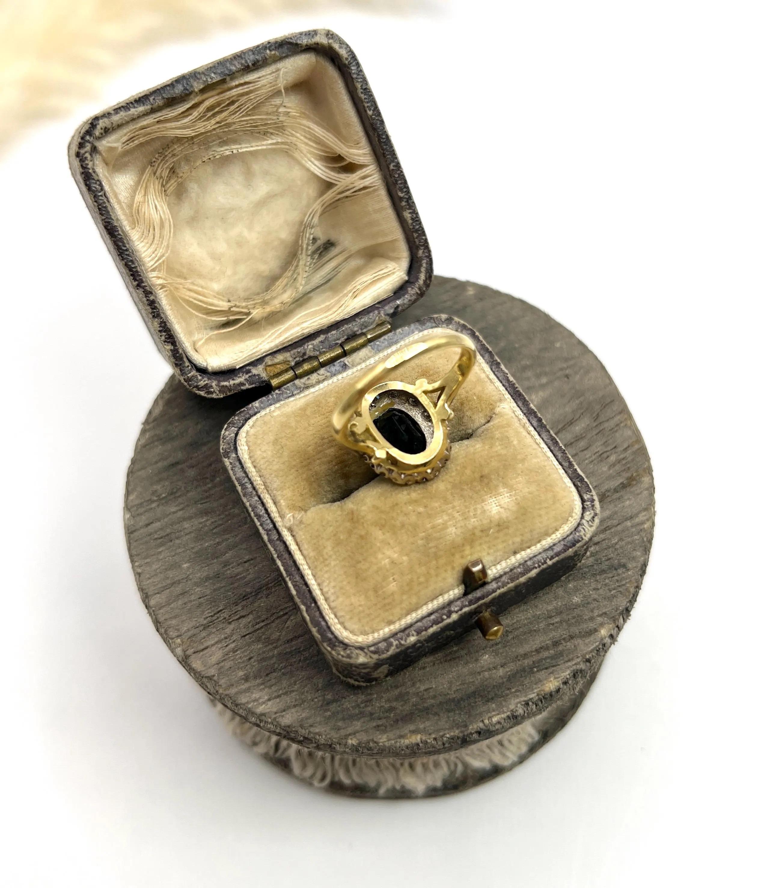 Vintage 18ct Gold, Sapphire & Diamond Oval Cluster Ring, Hallmarked London 1977 For Sale 4