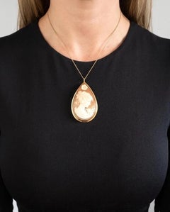 Cameo vintage de concha en oro de 18 quilates: colgante o broche con retrato de una mujer en forma de lágrima