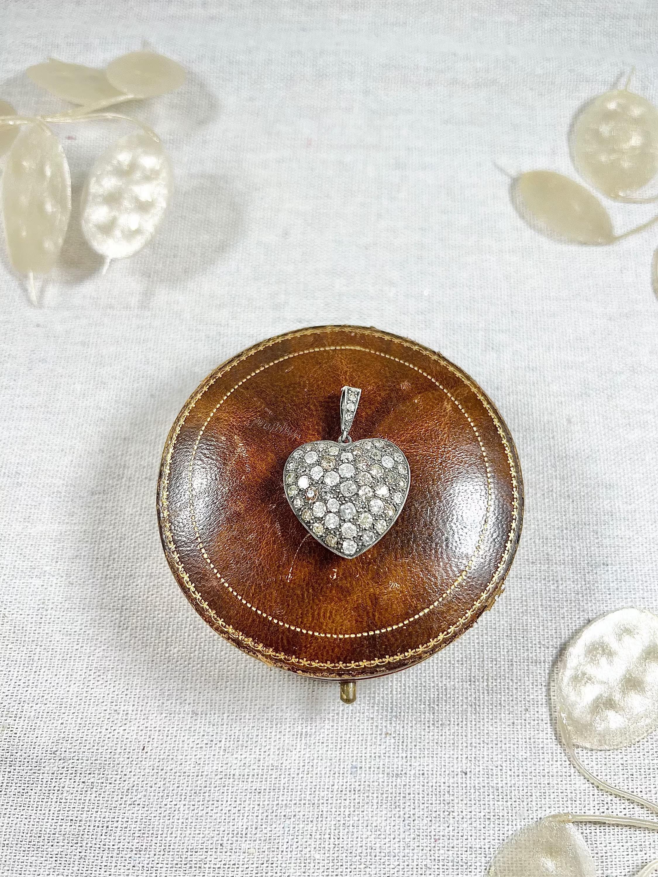 Pendentif cœur vintage en or et argent 18 carats serti de diamants anciens en vente 2