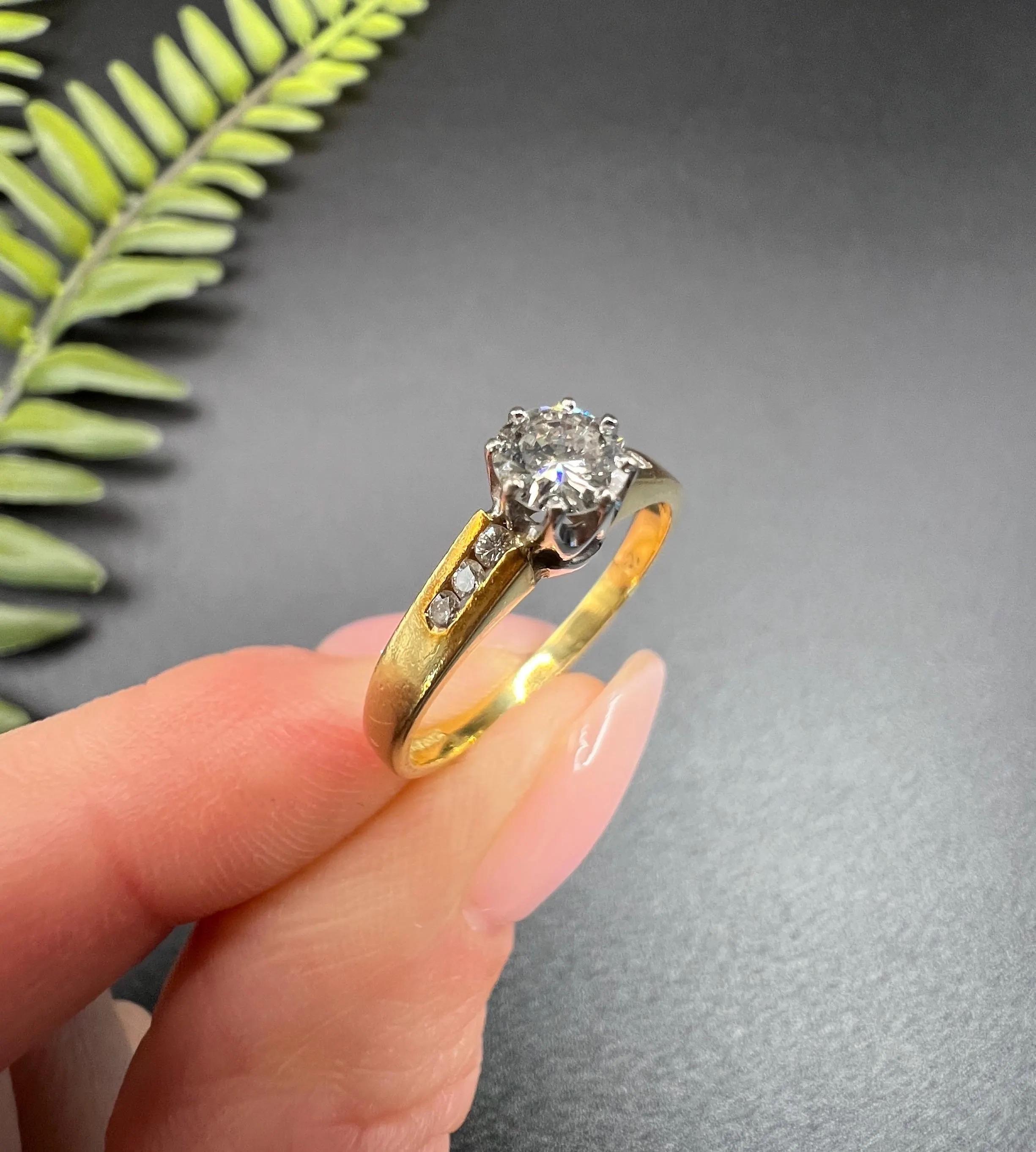 Vintage 18ct Gold, Single Stone Diamond Engagement Ring, Hallmarked London 1987 In Good Condition For Sale In Brighton, GB