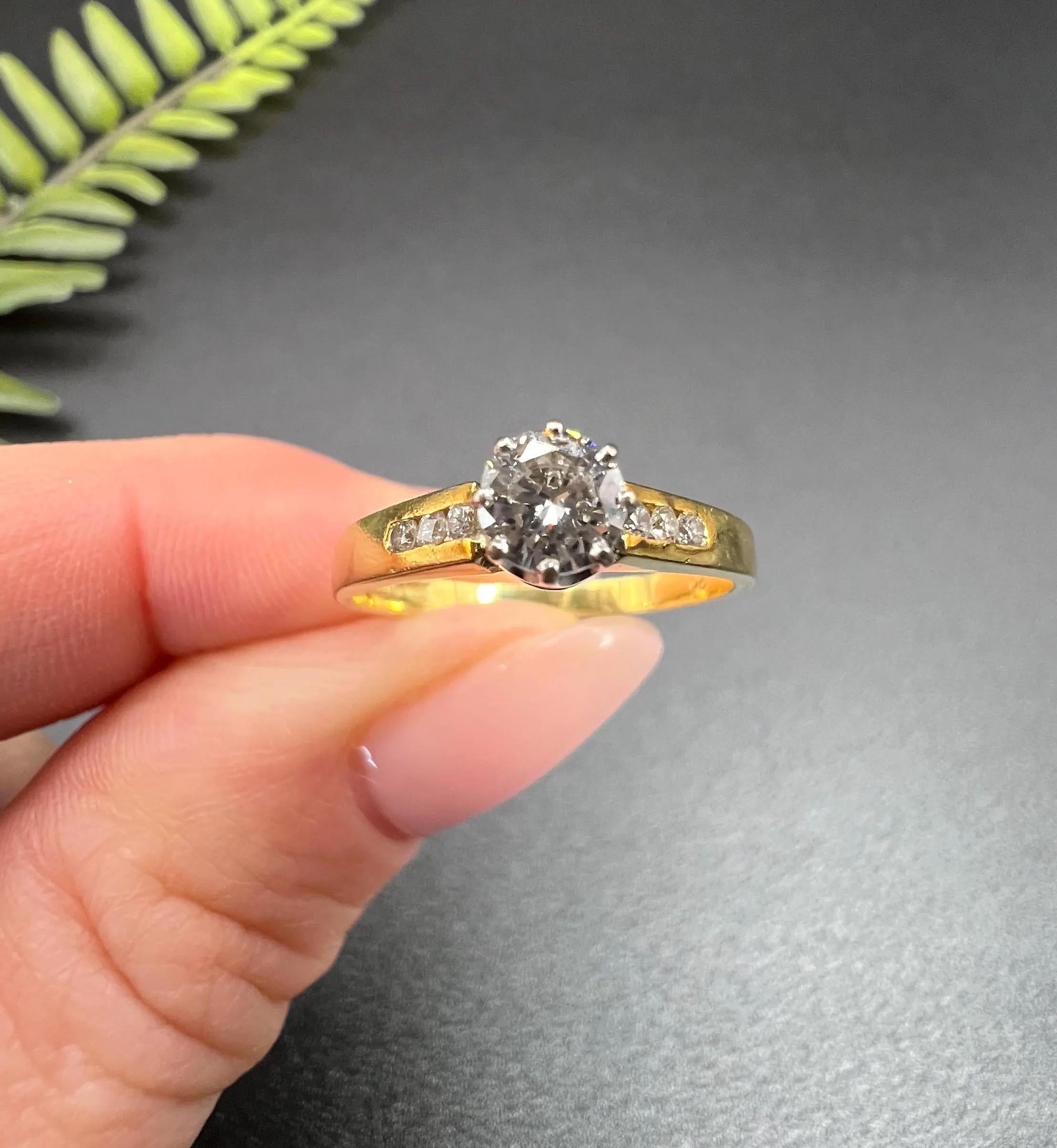 Women's or Men's Vintage 18ct Gold, Single Stone Diamond Engagement Ring, Hallmarked London 1987 For Sale