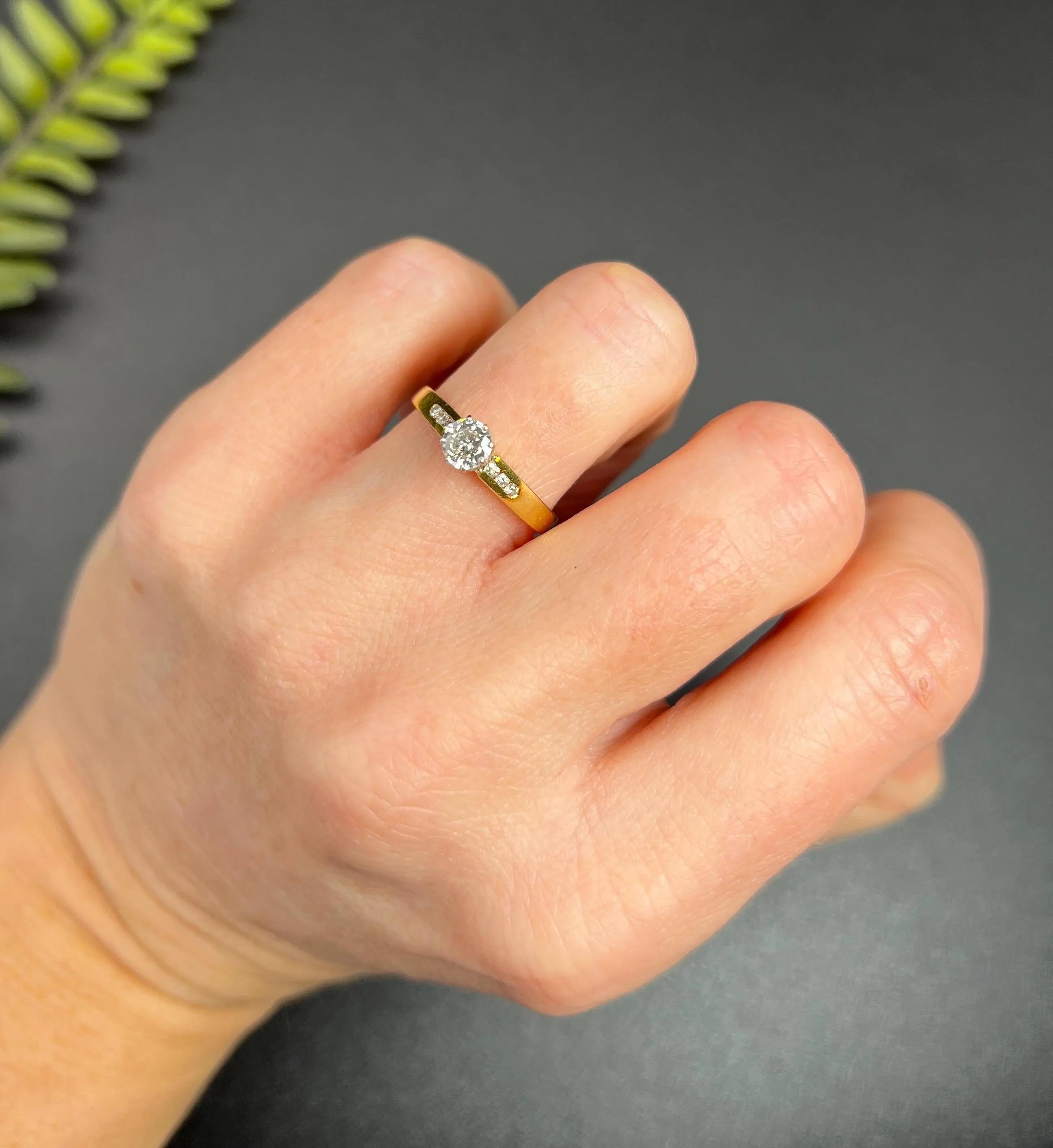 Vintage 18ct Gold, Single Stone Diamond Engagement Ring, Hallmarked London 1987 For Sale 1
