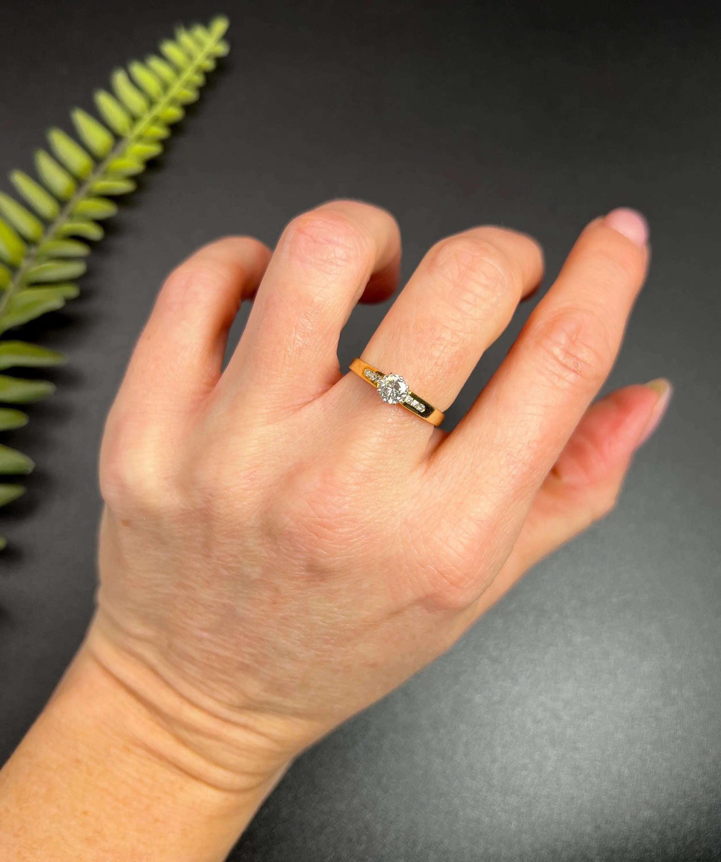 Vintage 18ct Gold, Single Stone Diamond Engagement Ring, Hallmarked London 1987 For Sale 2