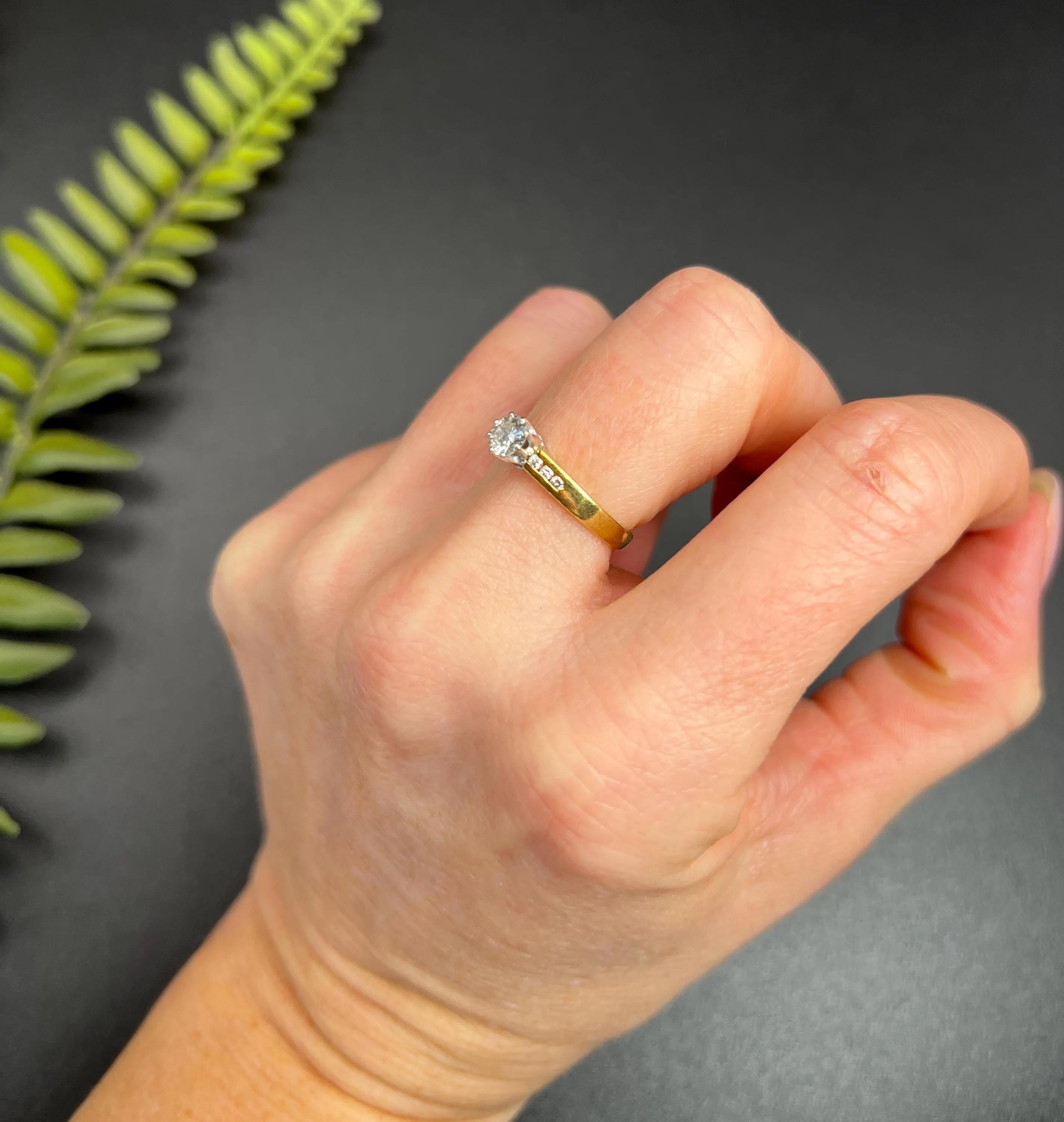 Vintage 18ct Gold, Single Stone Diamond Engagement Ring, Hallmarked London 1987 For Sale 3