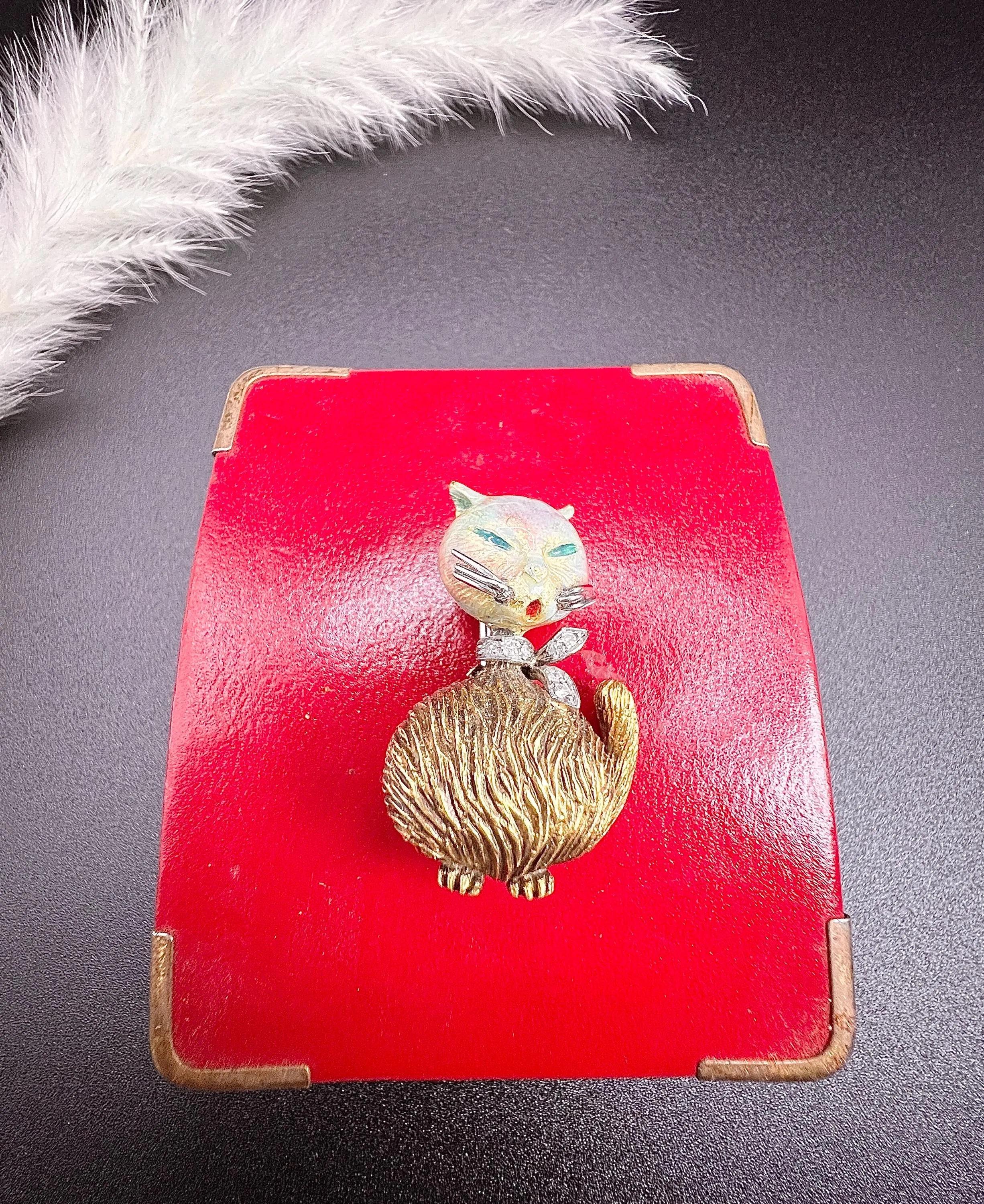 Old European Cut Vintage 18ct Gold Stamped, 1960s Enamel Cat Brooch with Natural Diamond Collar For Sale