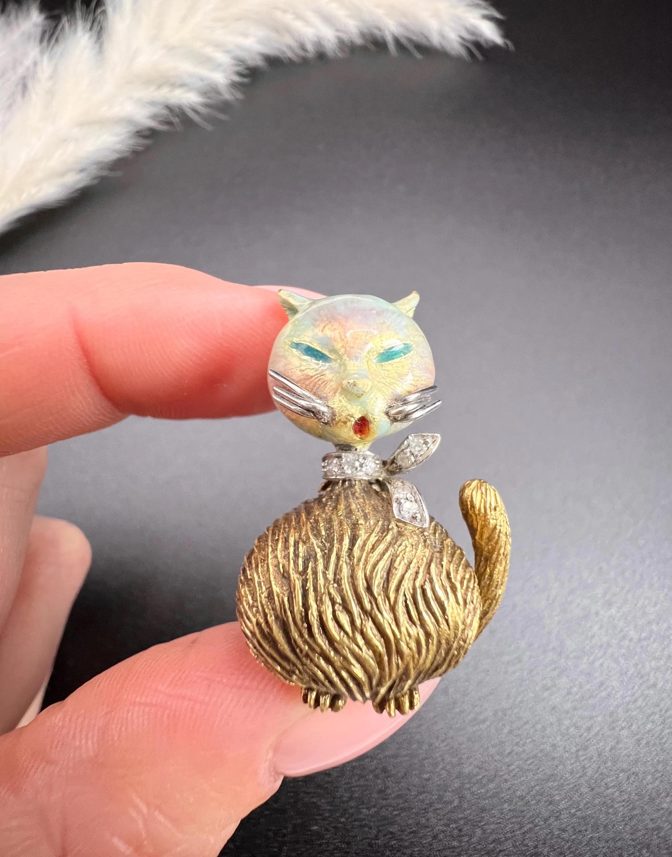Vintage 18ct Gold Stamped, 1960s Enamel Cat Brooch with Natural Diamond Collar In Good Condition For Sale In Brighton, GB