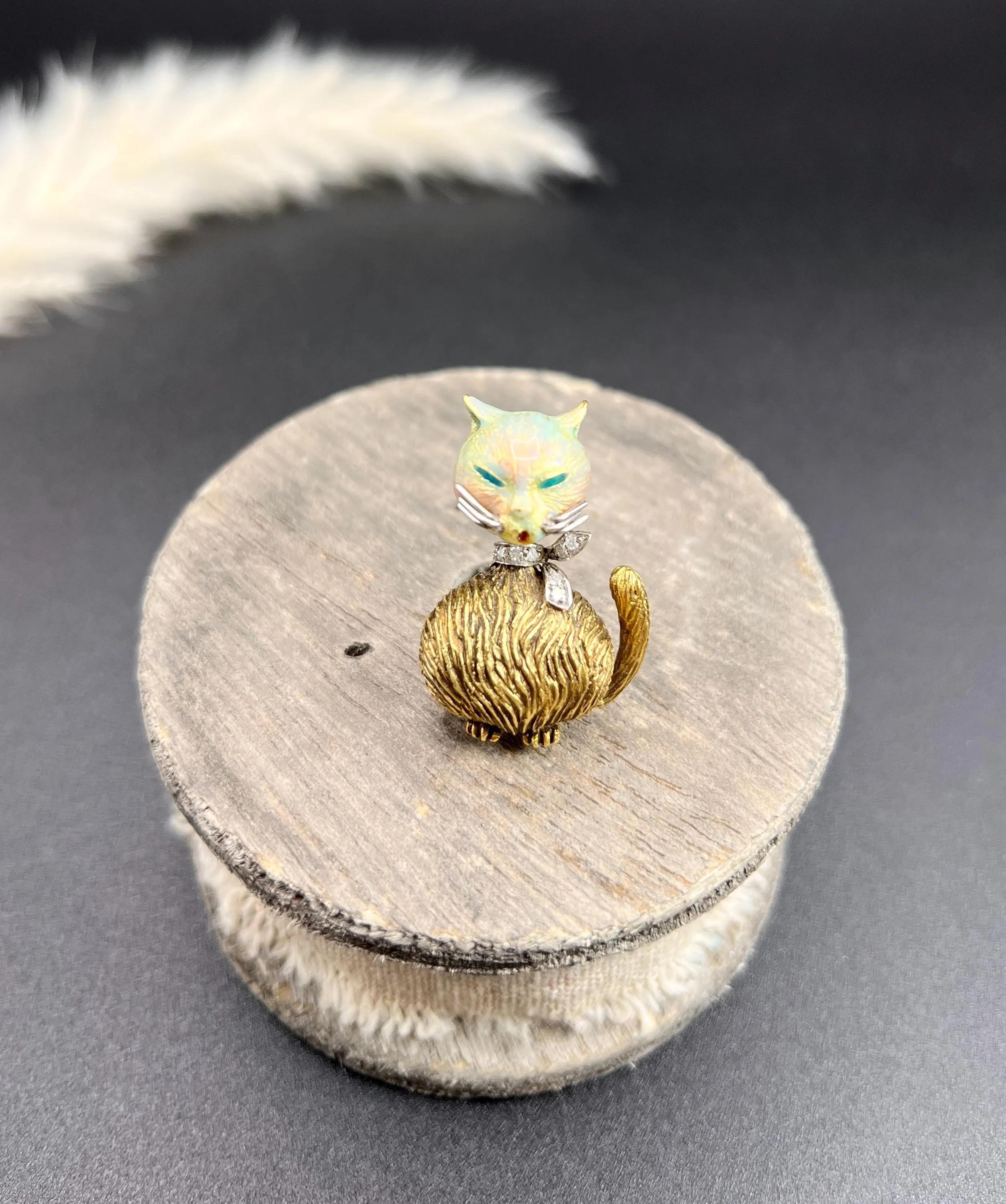 Women's or Men's Vintage 18ct Gold Stamped, 1960s Enamel Cat Brooch with Natural Diamond Collar For Sale