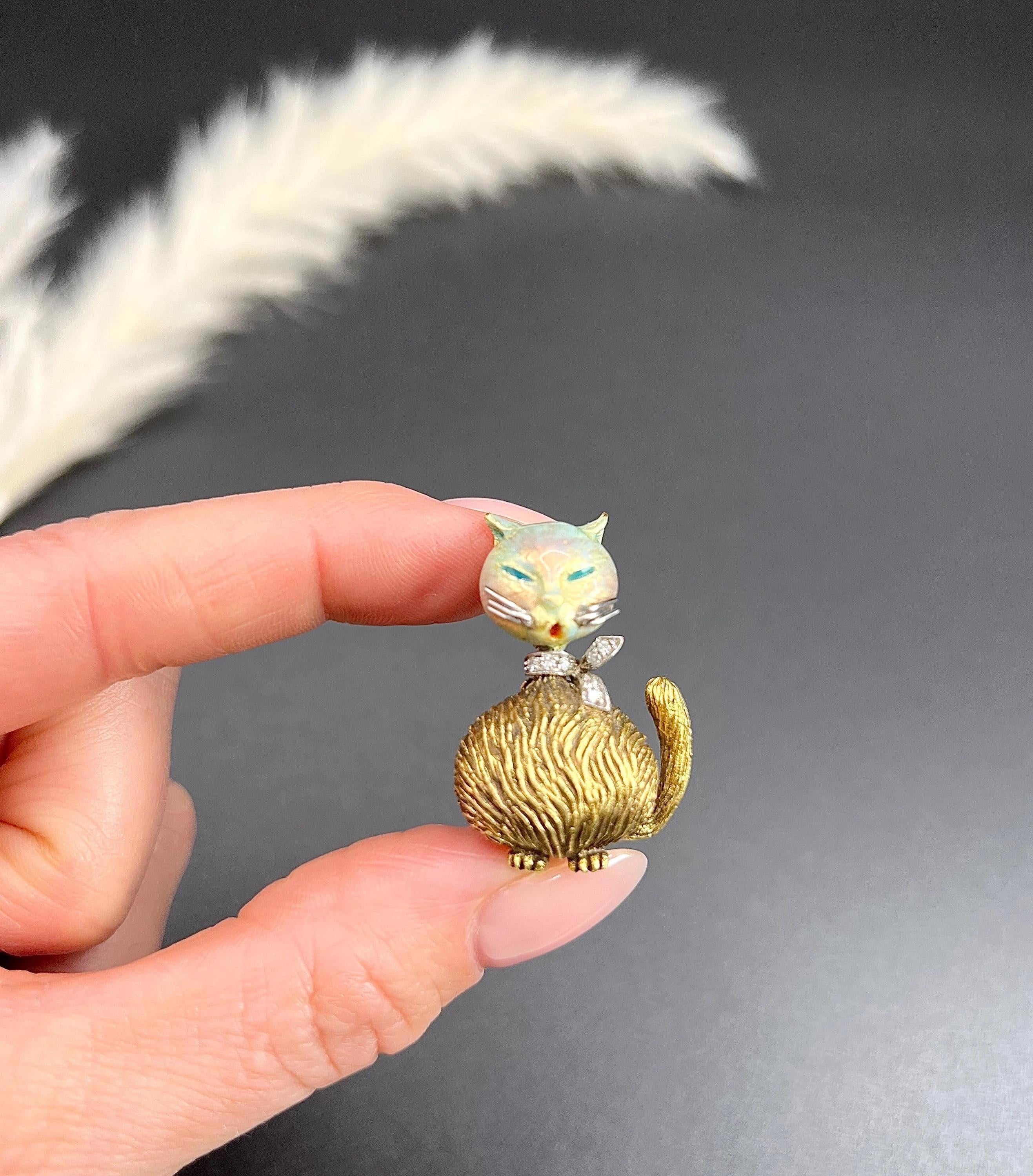 Vintage 18ct Gold Stamped, 1960s Enamel Cat Brooch with Natural Diamond Collar For Sale 2