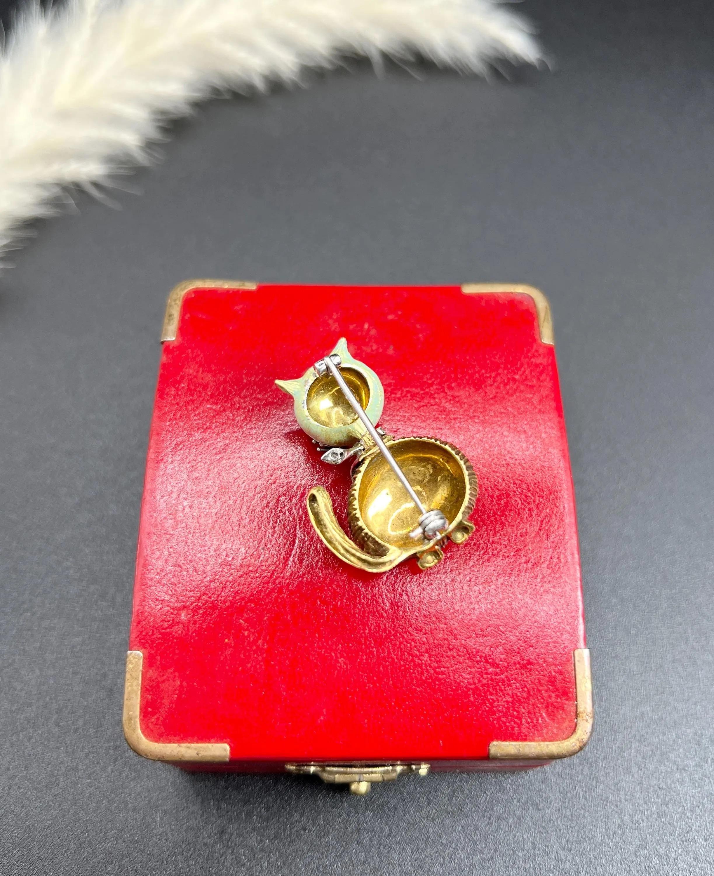 Vintage 18ct Gold Stamped, 1960s Enamel Cat Brooch with Natural Diamond Collar For Sale 3