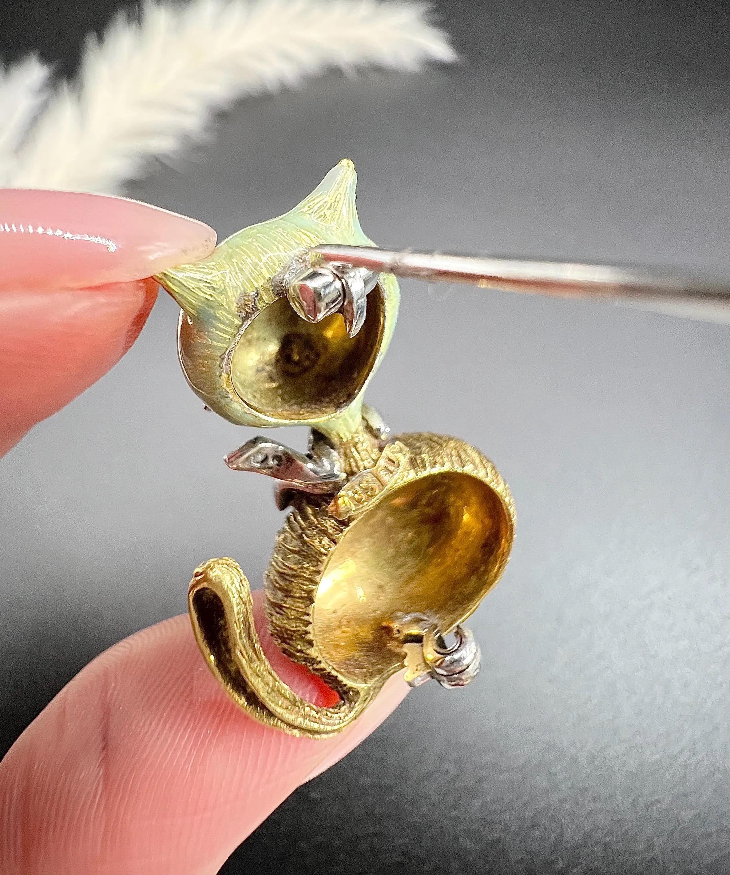 Vintage 18ct Gold Stamped, 1960s Enamel Cat Brooch with Natural Diamond Collar For Sale 4