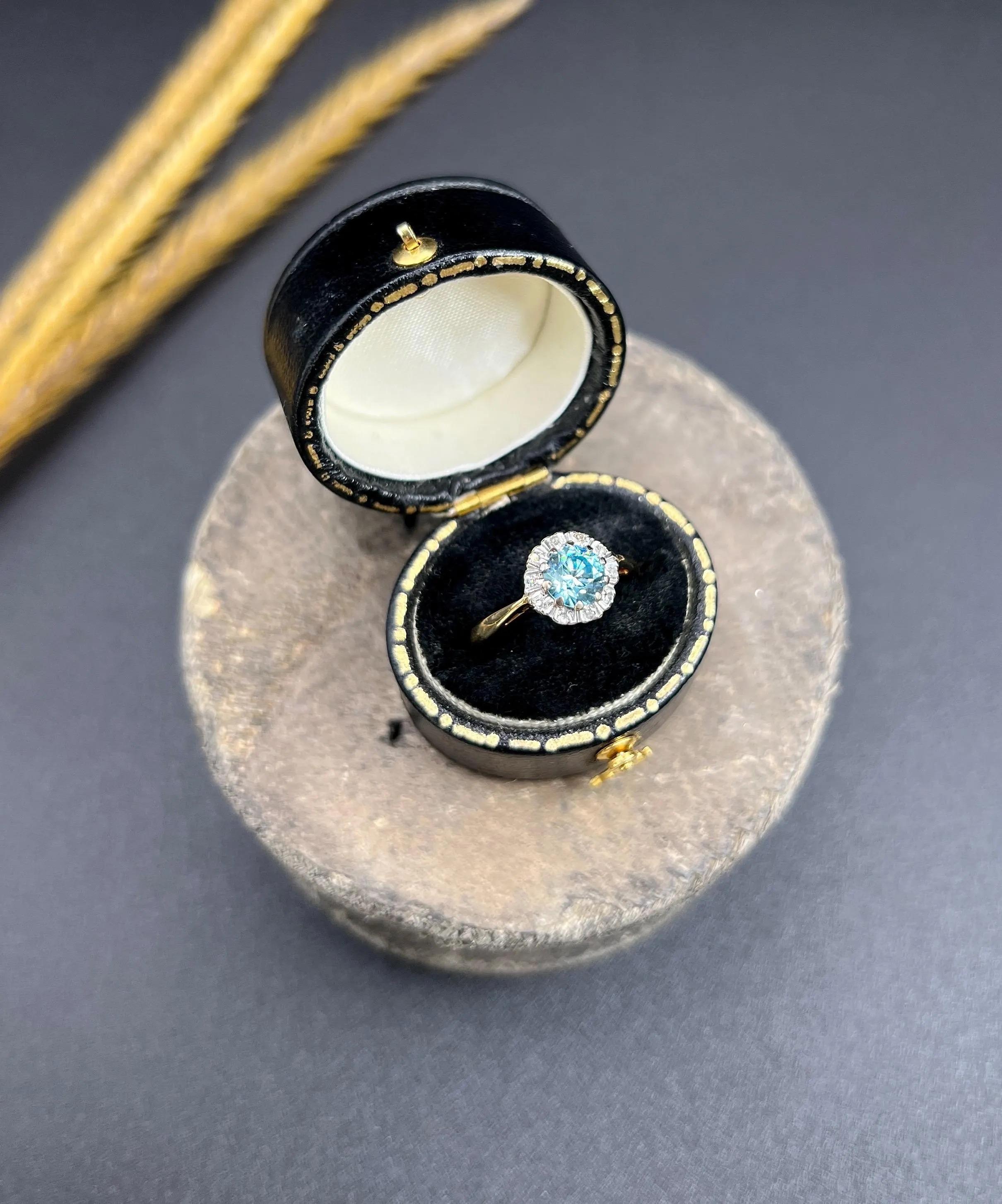 Vintage 18ct Gold Stamped, 1960s Zircon & Diamond Cluster Ring For Sale 6