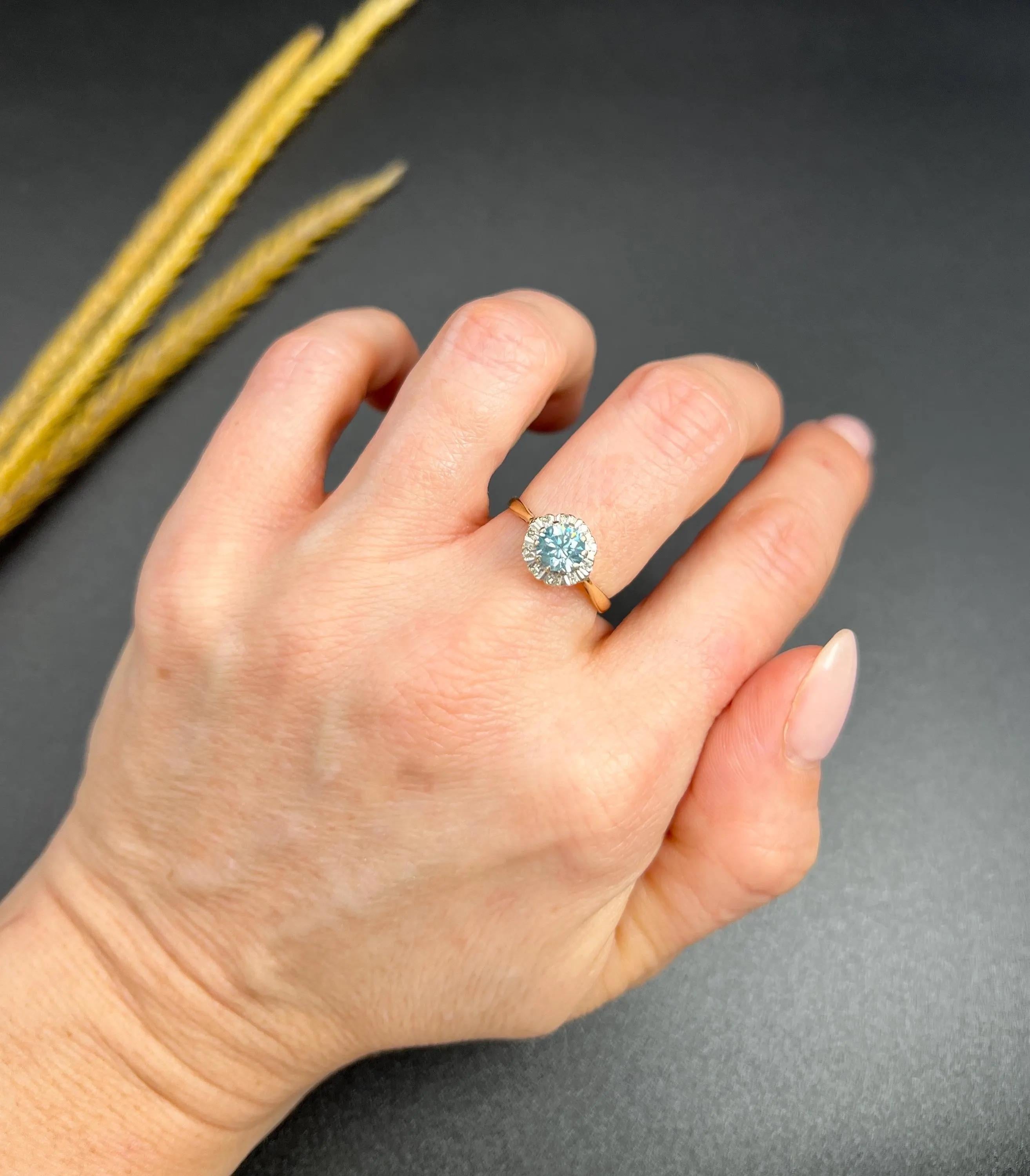 Vintage 18ct Gold Stamped, 1960s Zircon & Diamond Cluster Ring In Good Condition For Sale In Brighton, GB