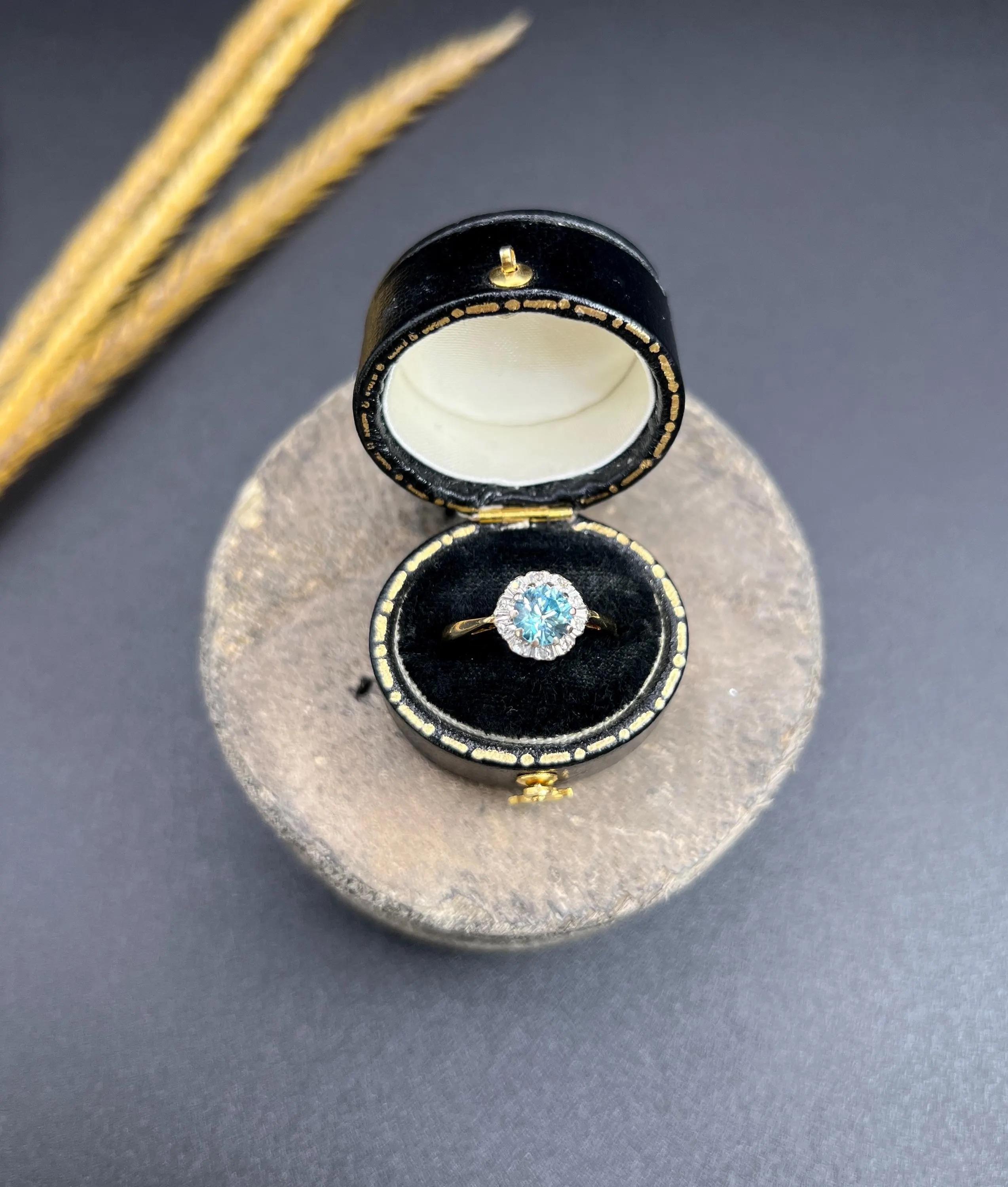 Vintage 18ct Gold Stamped, 1960s Zircon & Diamond Cluster Ring For Sale 1