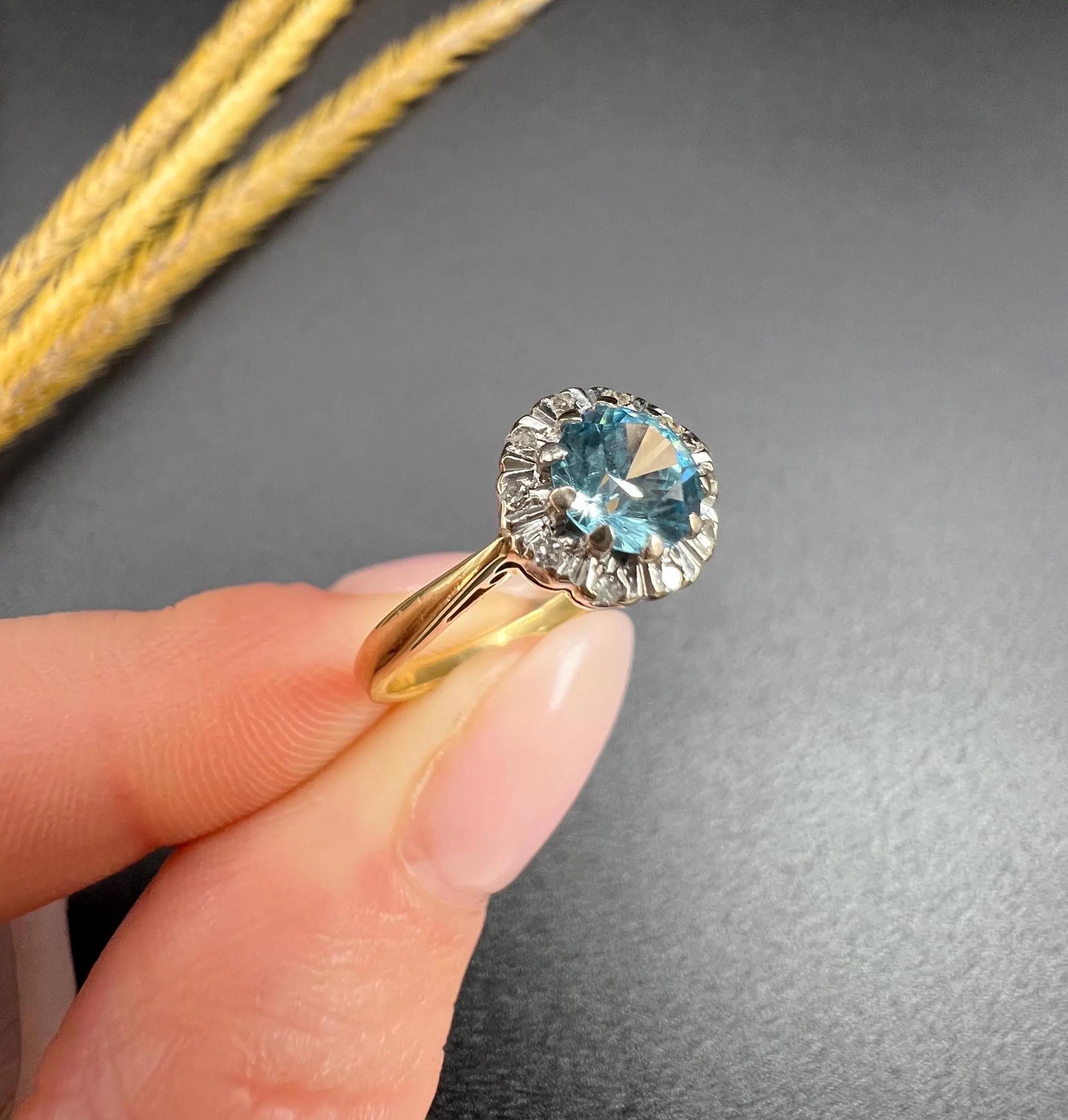 Vintage 18ct Gold Stamped, 1960s Zircon & Diamond Cluster Ring For Sale 2