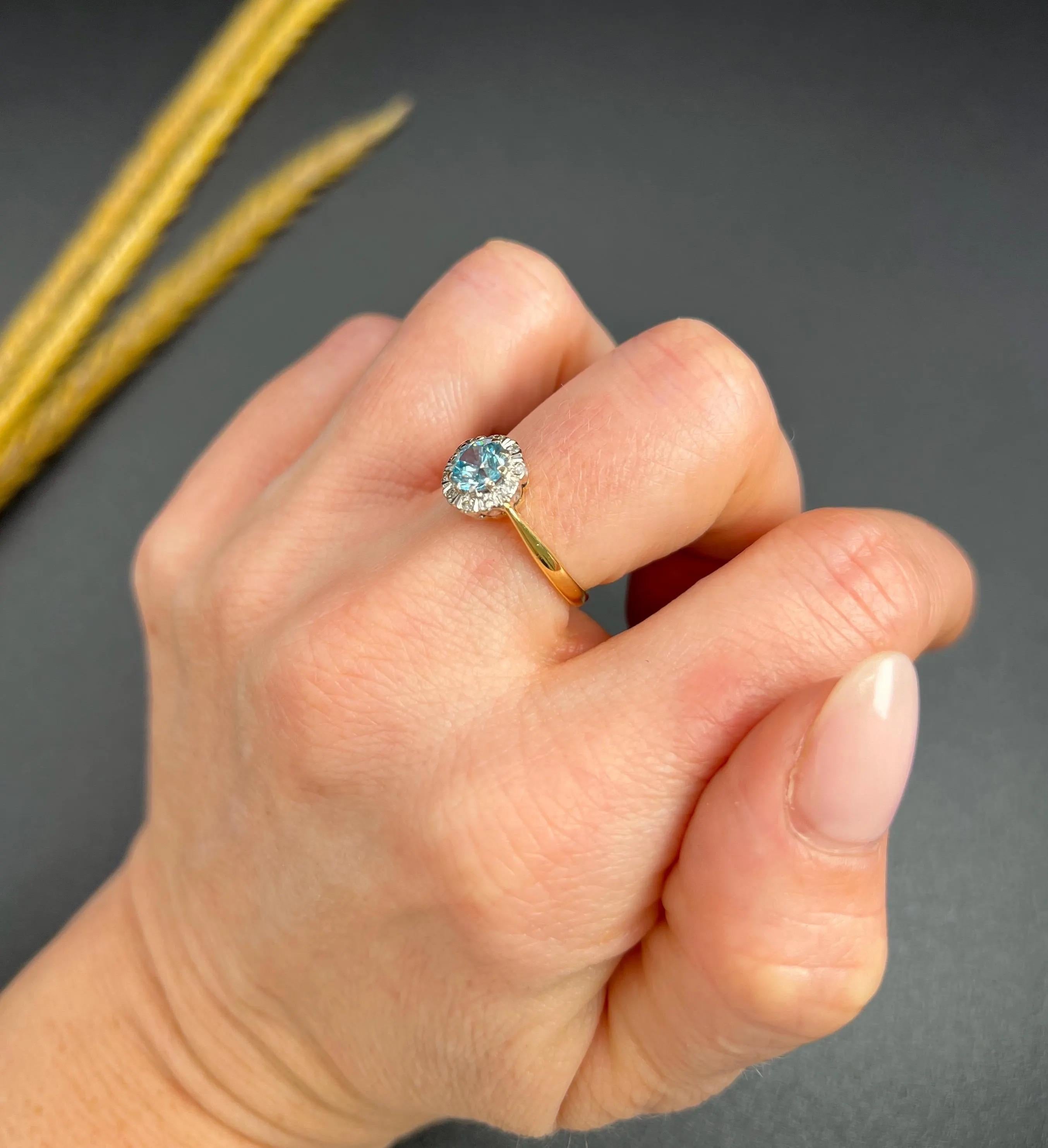 Vintage 18ct Gold Stamped, 1960s Zircon & Diamond Cluster Ring For Sale 4