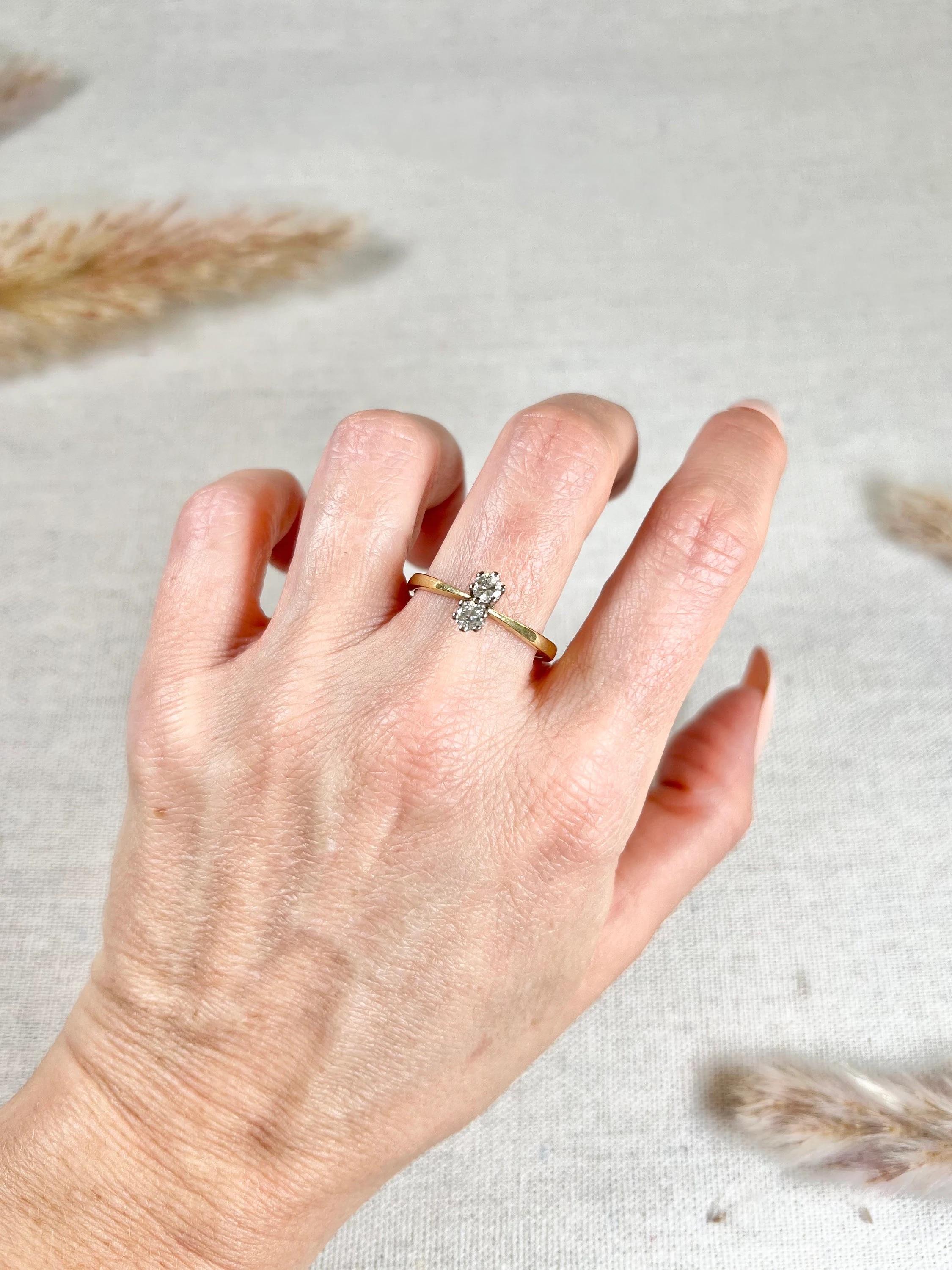 Vintage 18ct Gold Stamped Birmingham Hallmarked 1990s Toi et Moi Diamond Ring In Good Condition In Brighton, GB