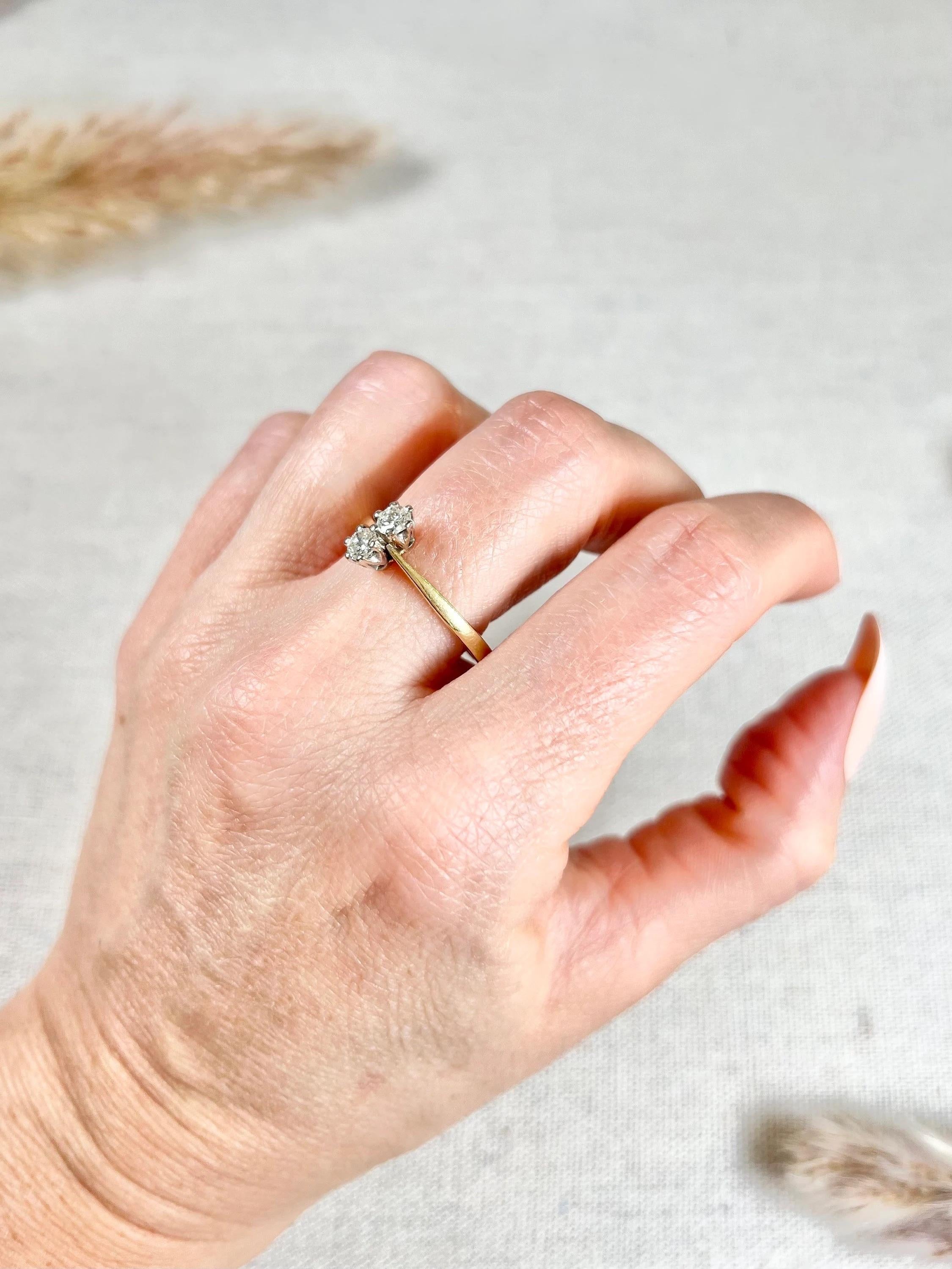 Women's or Men's Vintage 18ct Gold Stamped Birmingham Hallmarked 1990s Toi et Moi Diamond Ring