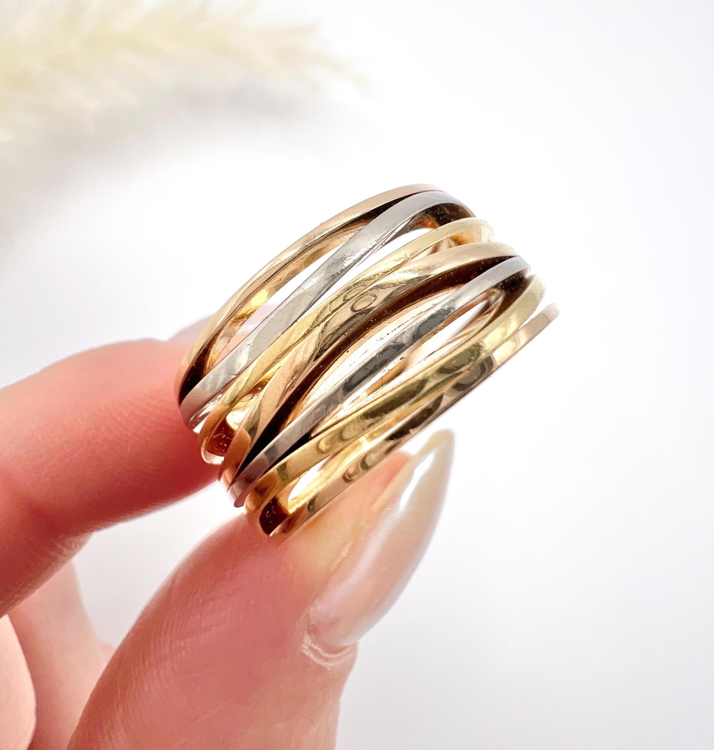 Vintage 18ct Gold Stamped, Omega Ladymatic Three Colour Gold Ripple Band Ring In Good Condition For Sale In Brighton, GB