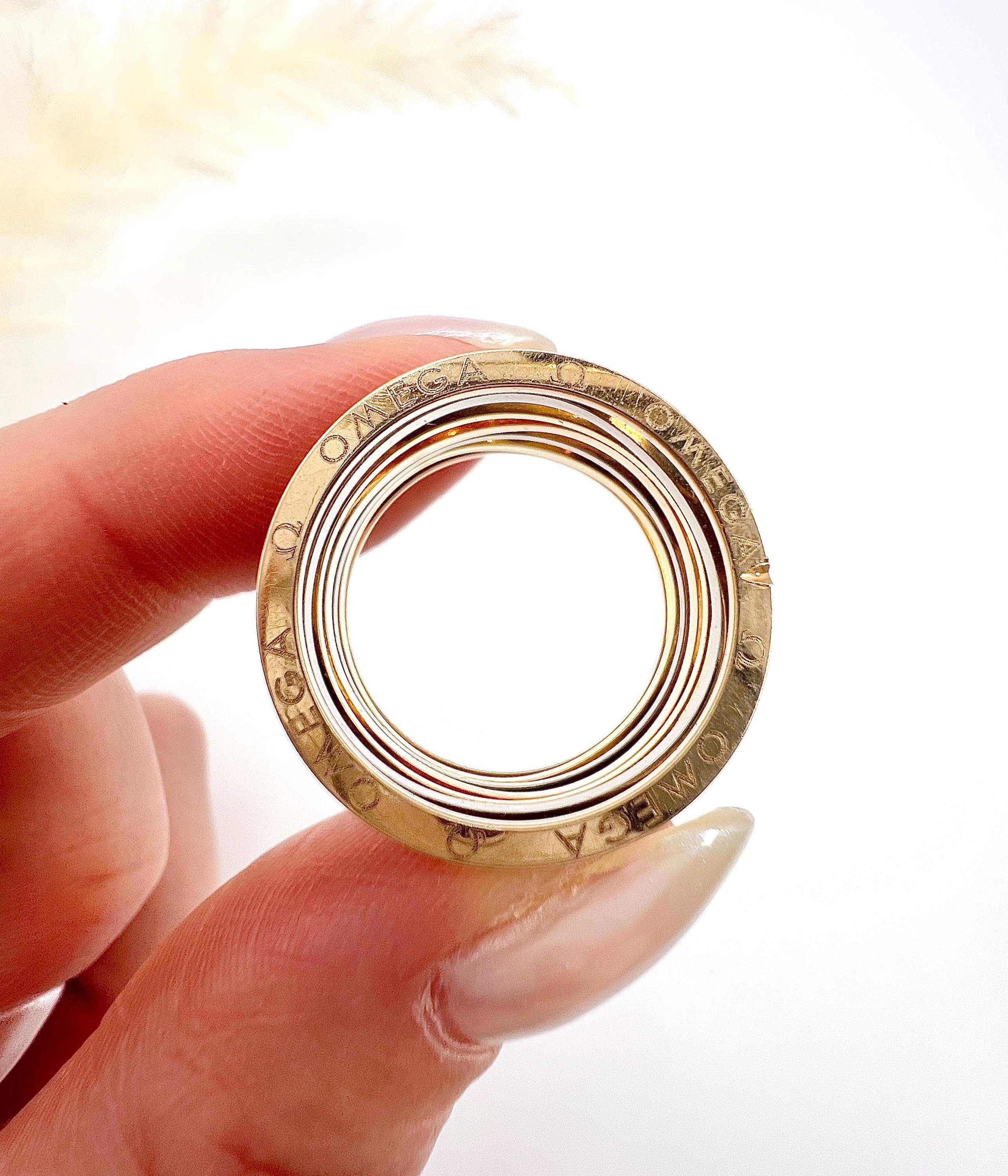 Women's or Men's Vintage 18ct Gold Stamped, Omega Ladymatic Three Colour Gold Ripple Band Ring For Sale