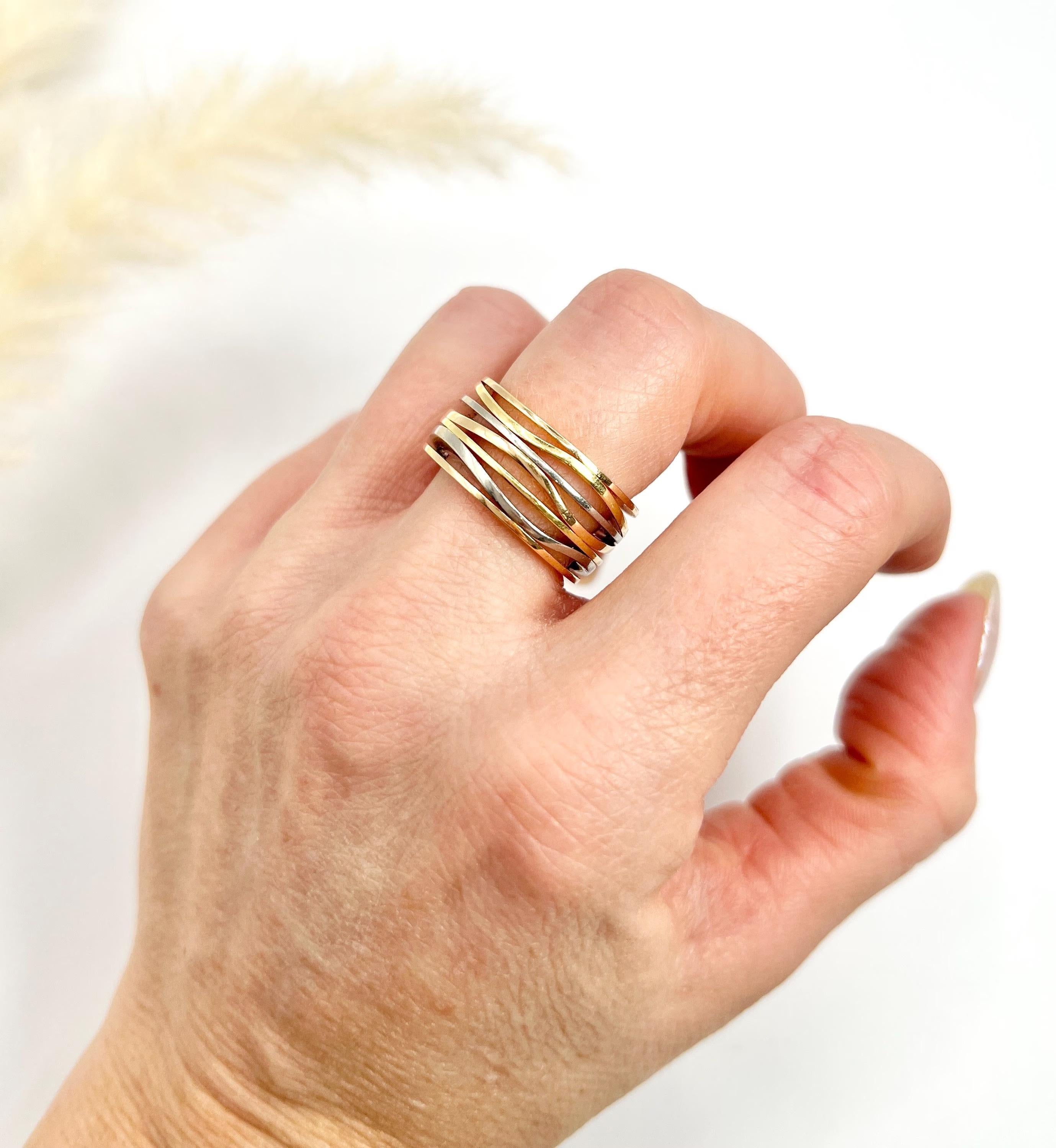 Vintage 18ct Gold Stamped, Omega Ladymatic Three Colour Gold Ripple Band Ring For Sale 2