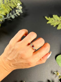 Anillo Vintage de Oro de 18 ct Estilo Victoriano Tallado con Rubíes y Diamantes