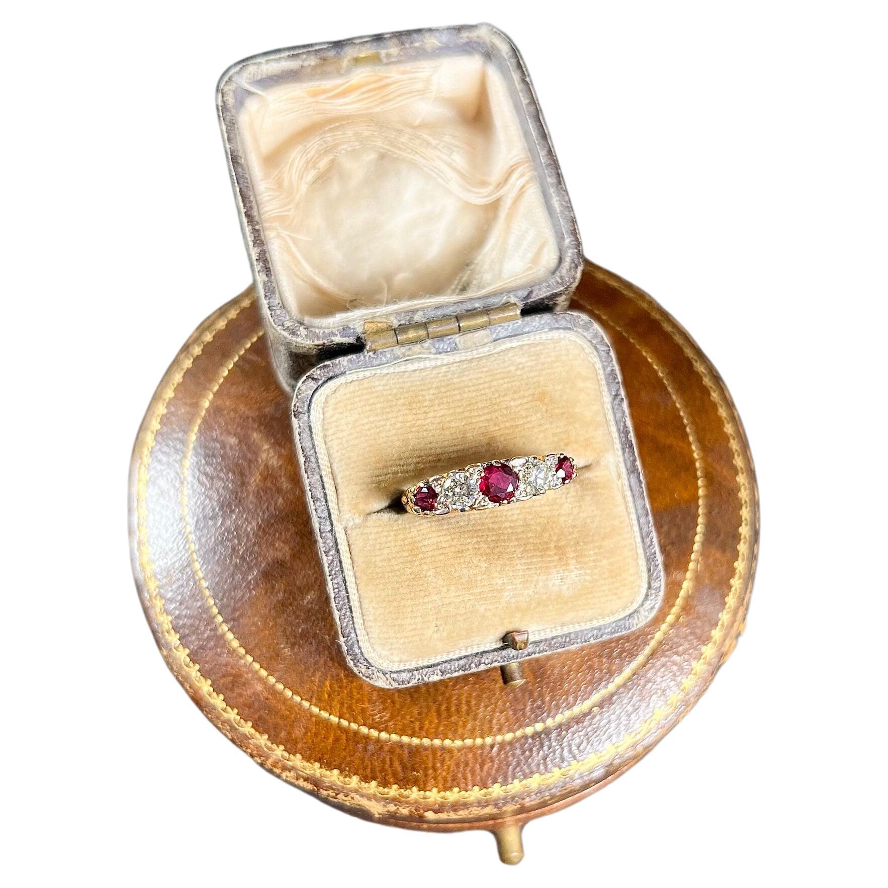 Bague vintage de style victorien sculptée en or 18 carats, rubis et diamants
