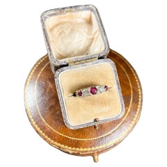 Geschnitzter Vintage-Ring aus 18 Karat Gold im viktorianischen Stil mit Rubin und Diamant