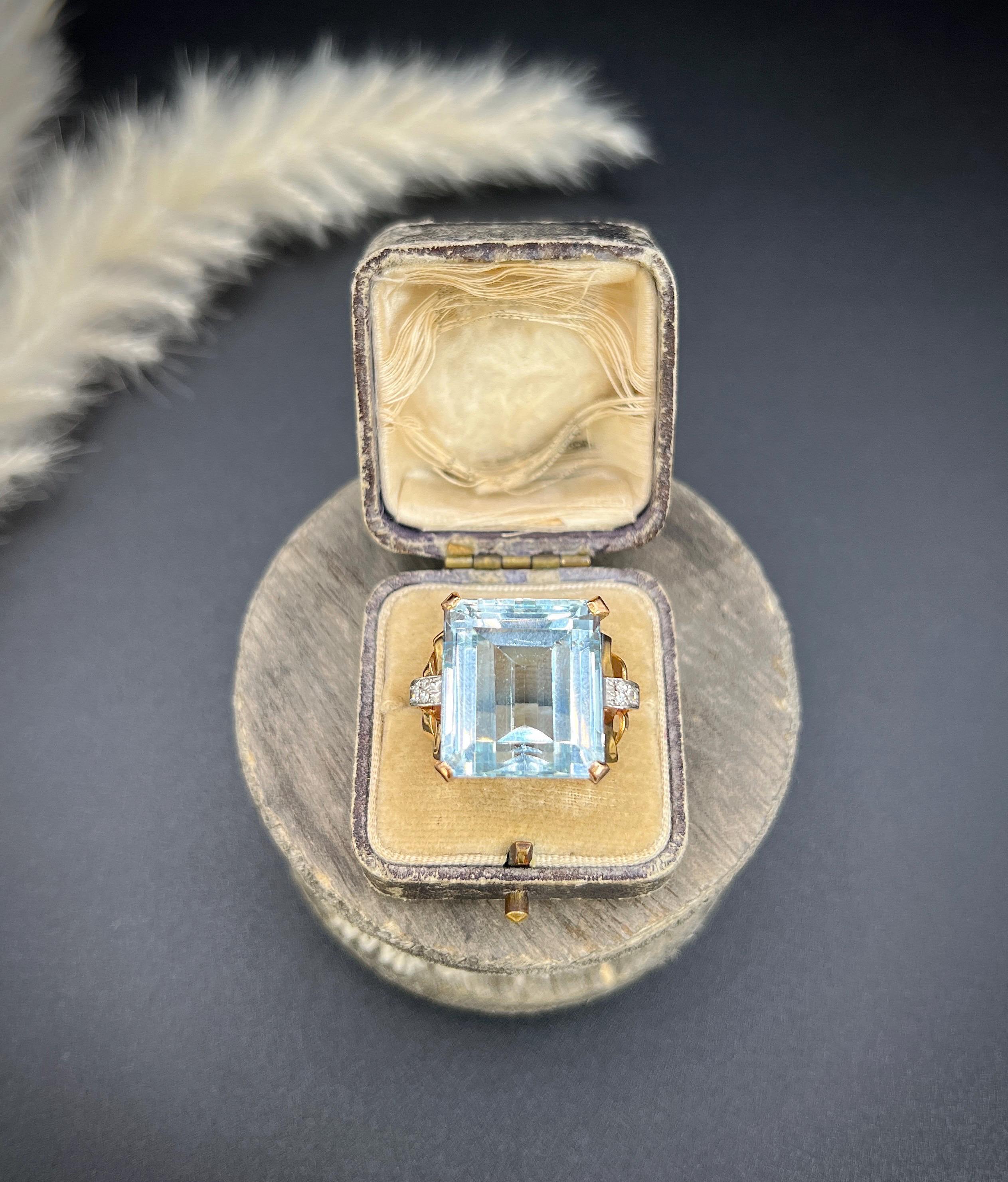 Vintage 18ct Rose Gold, 1940s 33 Carat Blue Topaz & Diamond Cocktail Ring en vente 5