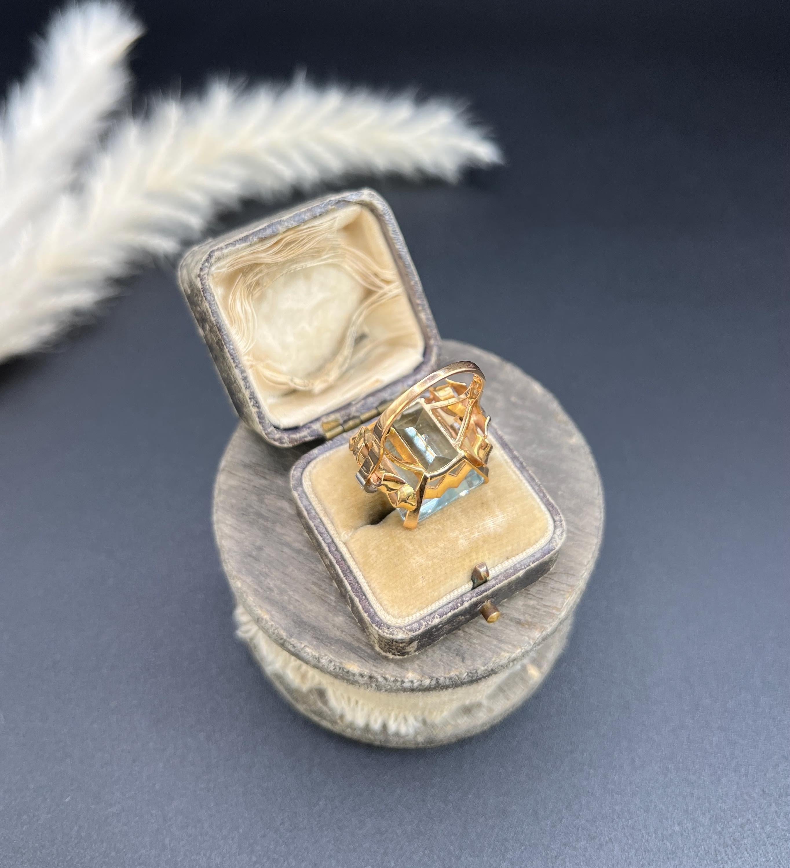 Vintage 18ct Rose Gold, 1940s 33 Carat Blue Topaz & Diamond Cocktail Ring en vente 6
