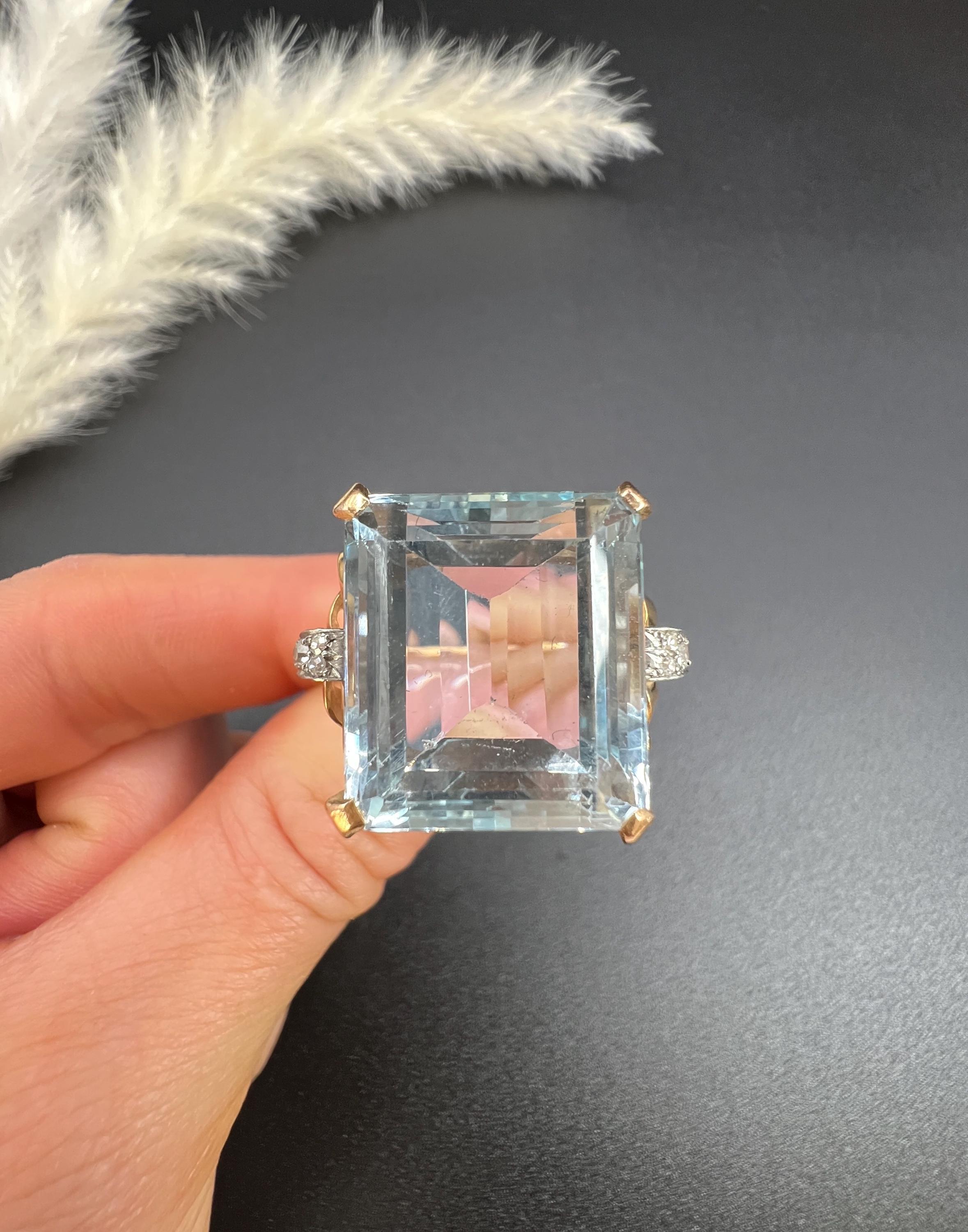 Taille carrée Vintage 18ct Rose Gold, 1940s 33 Carat Blue Topaz & Diamond Cocktail Ring en vente