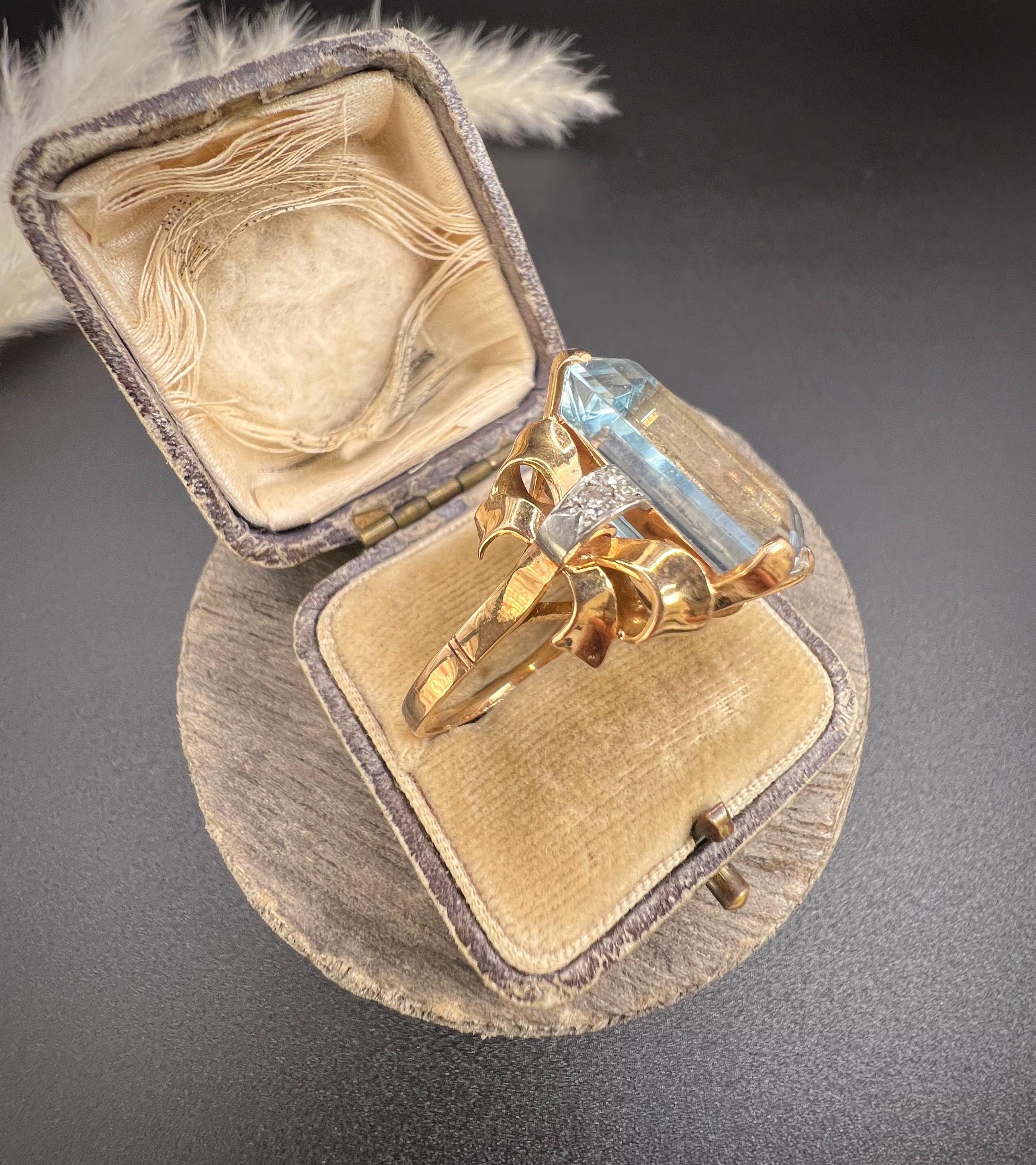 Vintage 18ct Rose Gold, 1940s 33 Carat Blue Topaz & Diamond Cocktail Ring Bon état - En vente à Brighton, GB