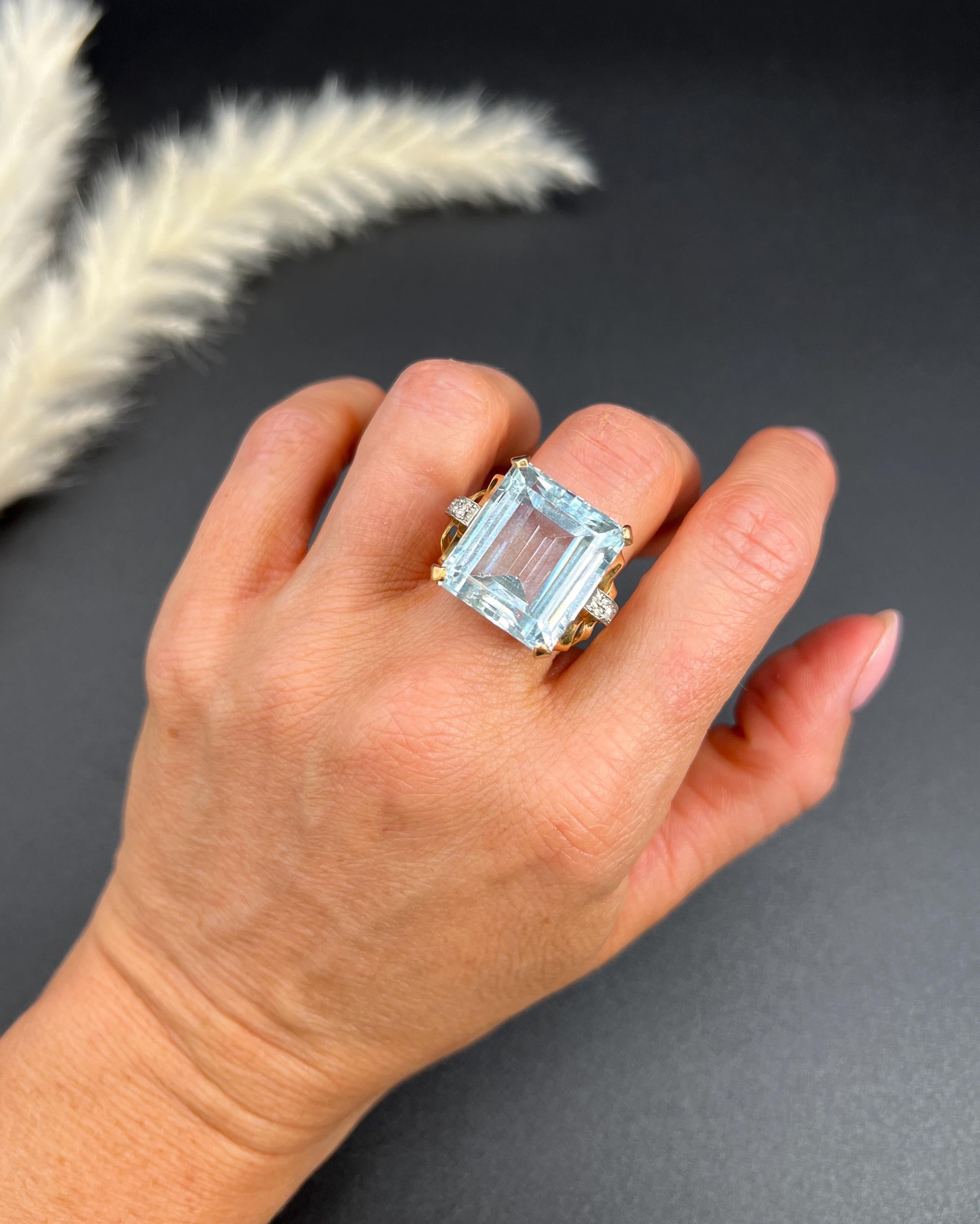 Vintage 18ct Rose Gold, 1940s 33 Carat Blue Topaz & Diamond Cocktail Ring Unisexe en vente