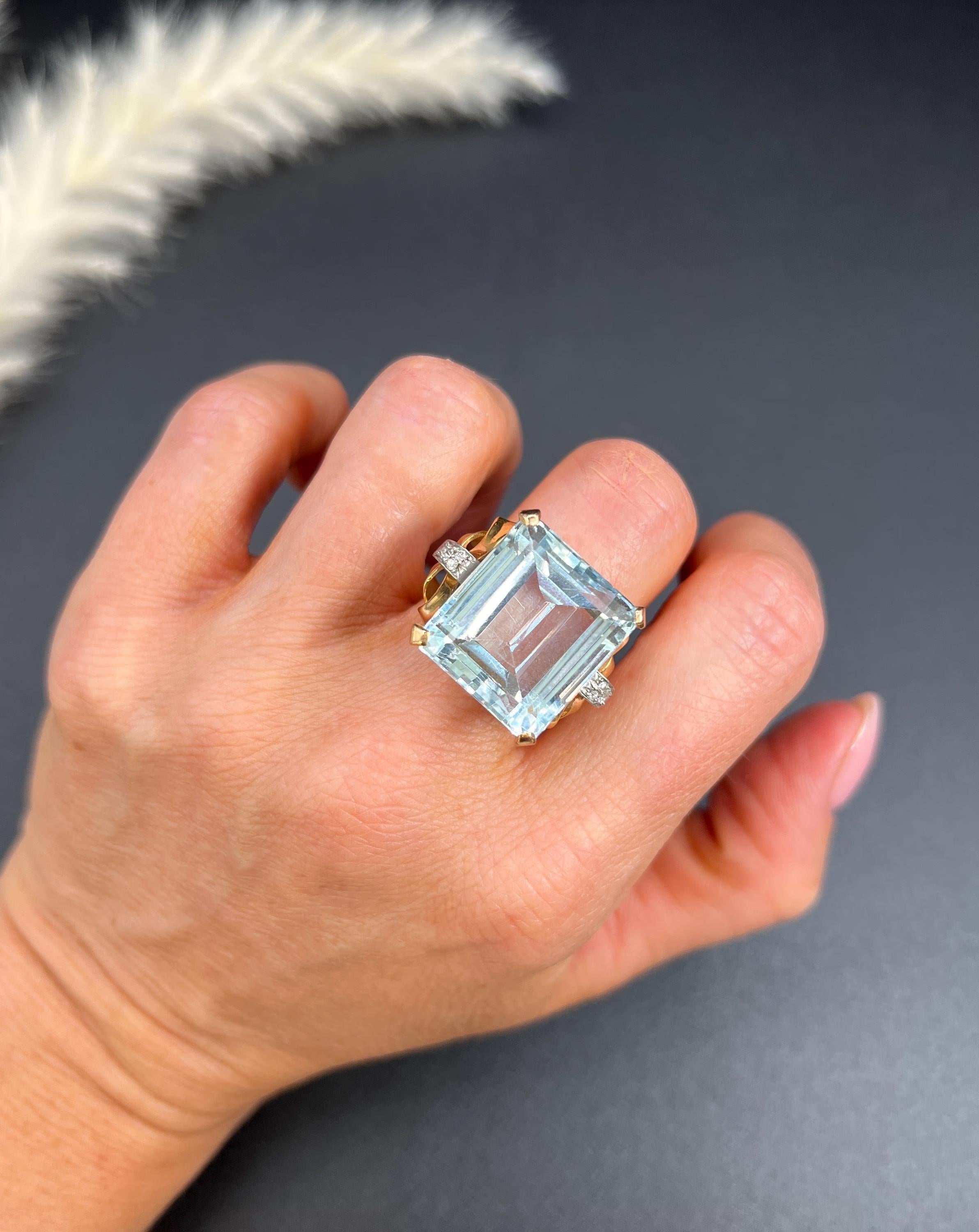 Vintage 18ct Rose Gold, 1940s 33 Carat Blue Topaz & Diamond Cocktail Ring en vente 1