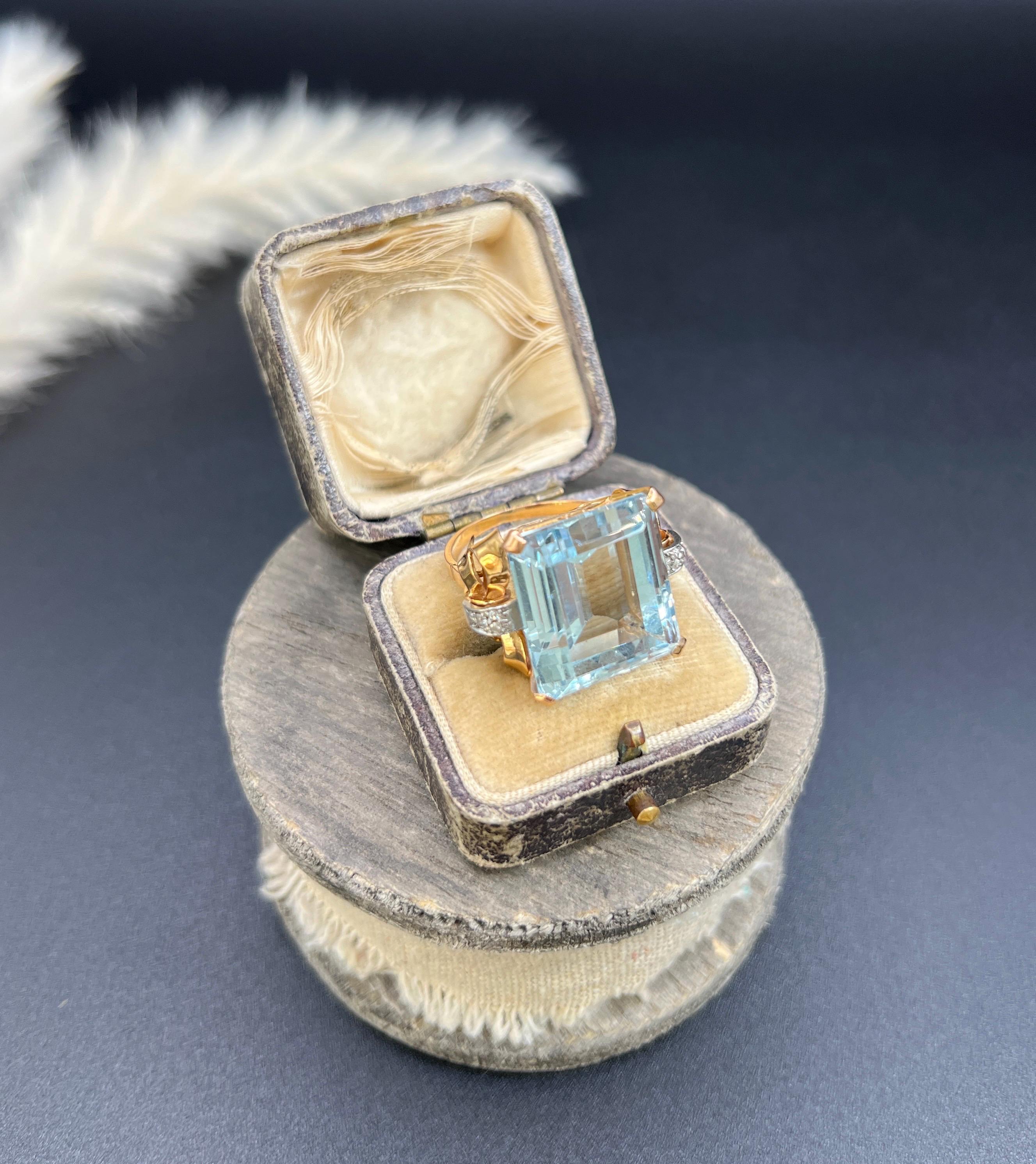 Vintage 18ct Rose Gold, 1940s 33 Carat Blue Topaz & Diamond Cocktail Ring en vente 3