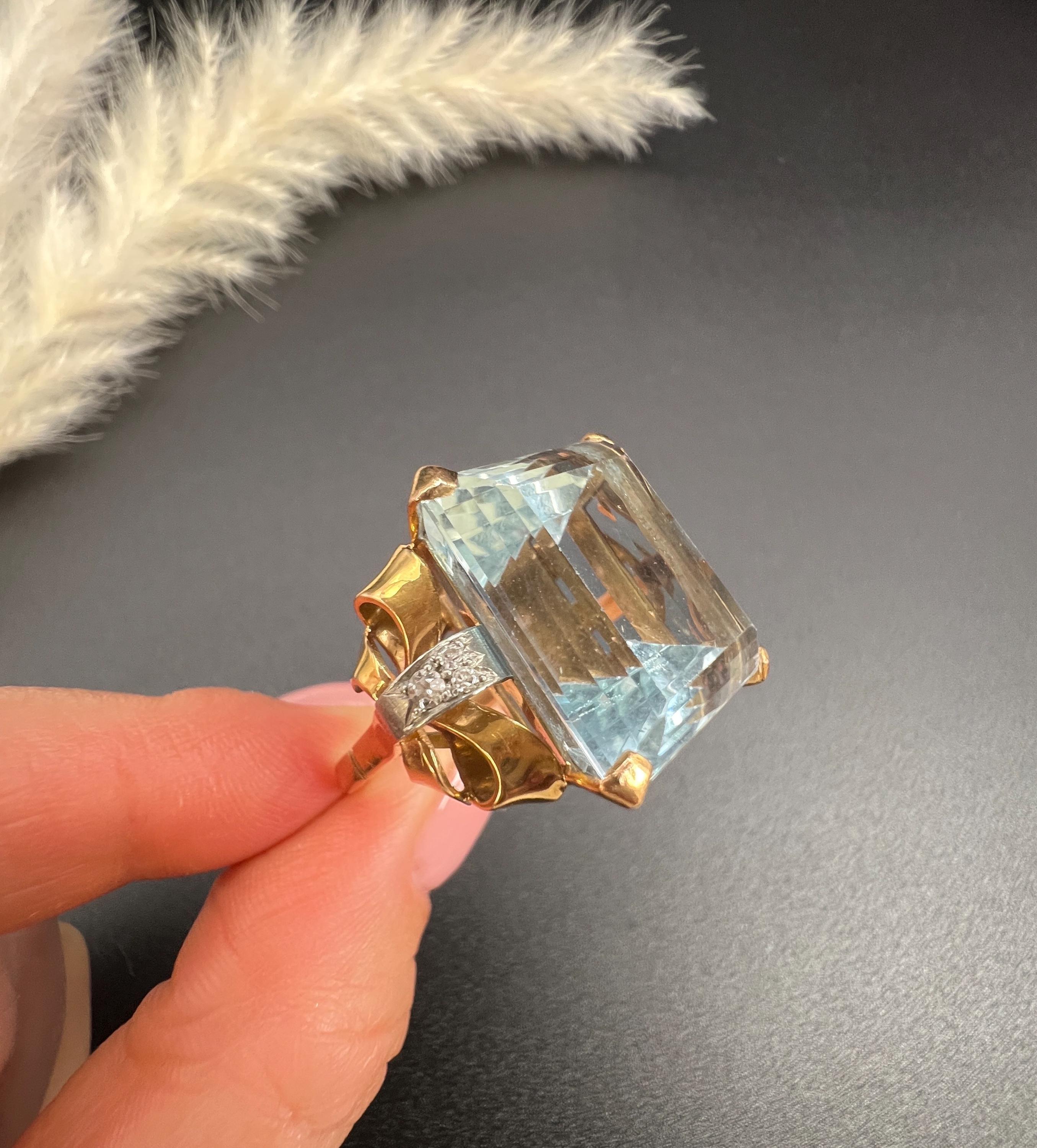 Vintage 18ct Rose Gold, 1940s 33 Carat Blue Topaz & Diamond Cocktail Ring en vente 4