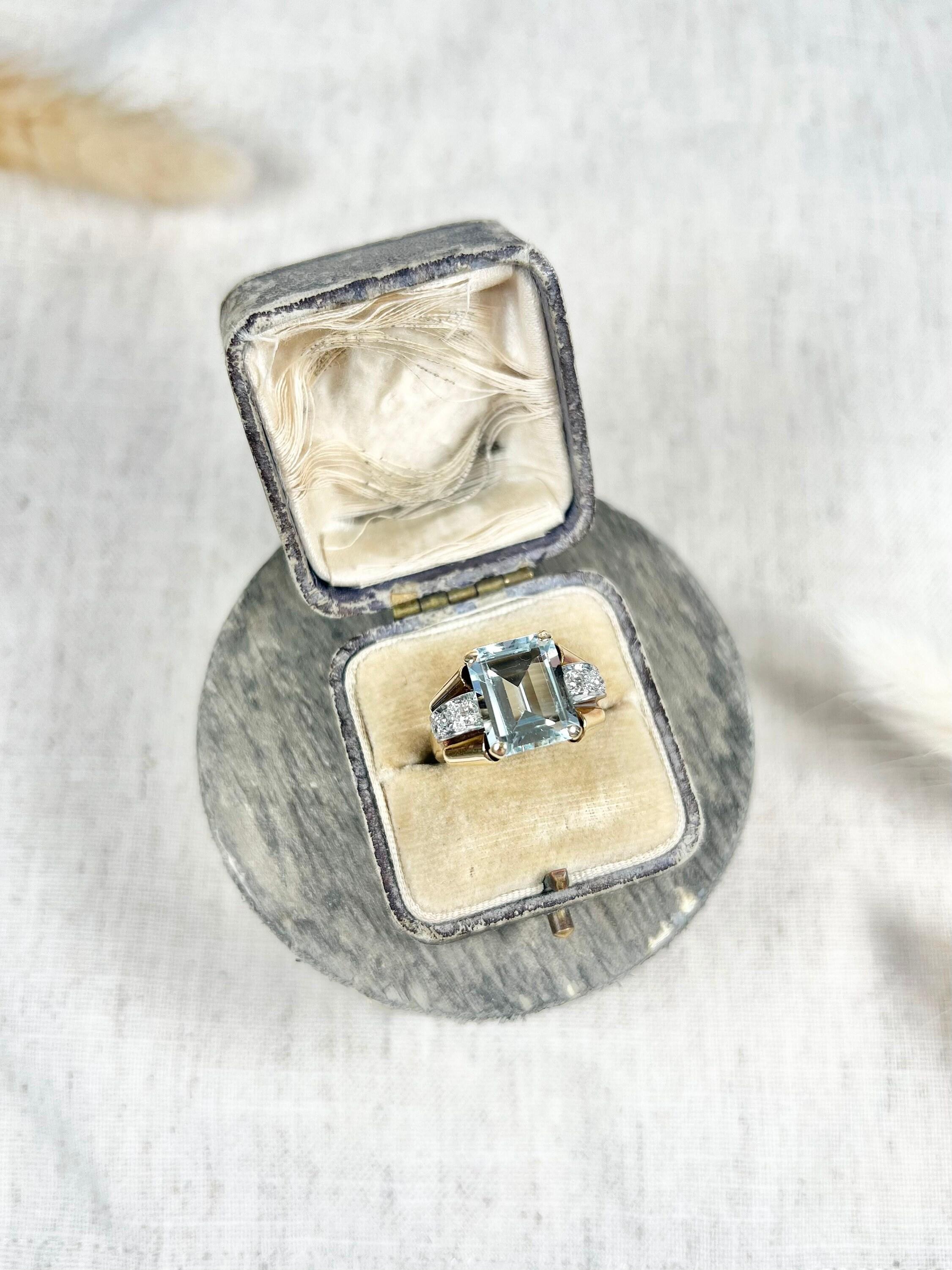 Antique Aquamarine Ring 

18ct Yellow Gold Tested

Circa 1940’s

Fabulous, vintage cocktail ring. Set with a gorgeous, rectangular, natural aquamarine. Mounted in gorgeous, rose gold & complimented beautifully with natural diamond set shoulders.