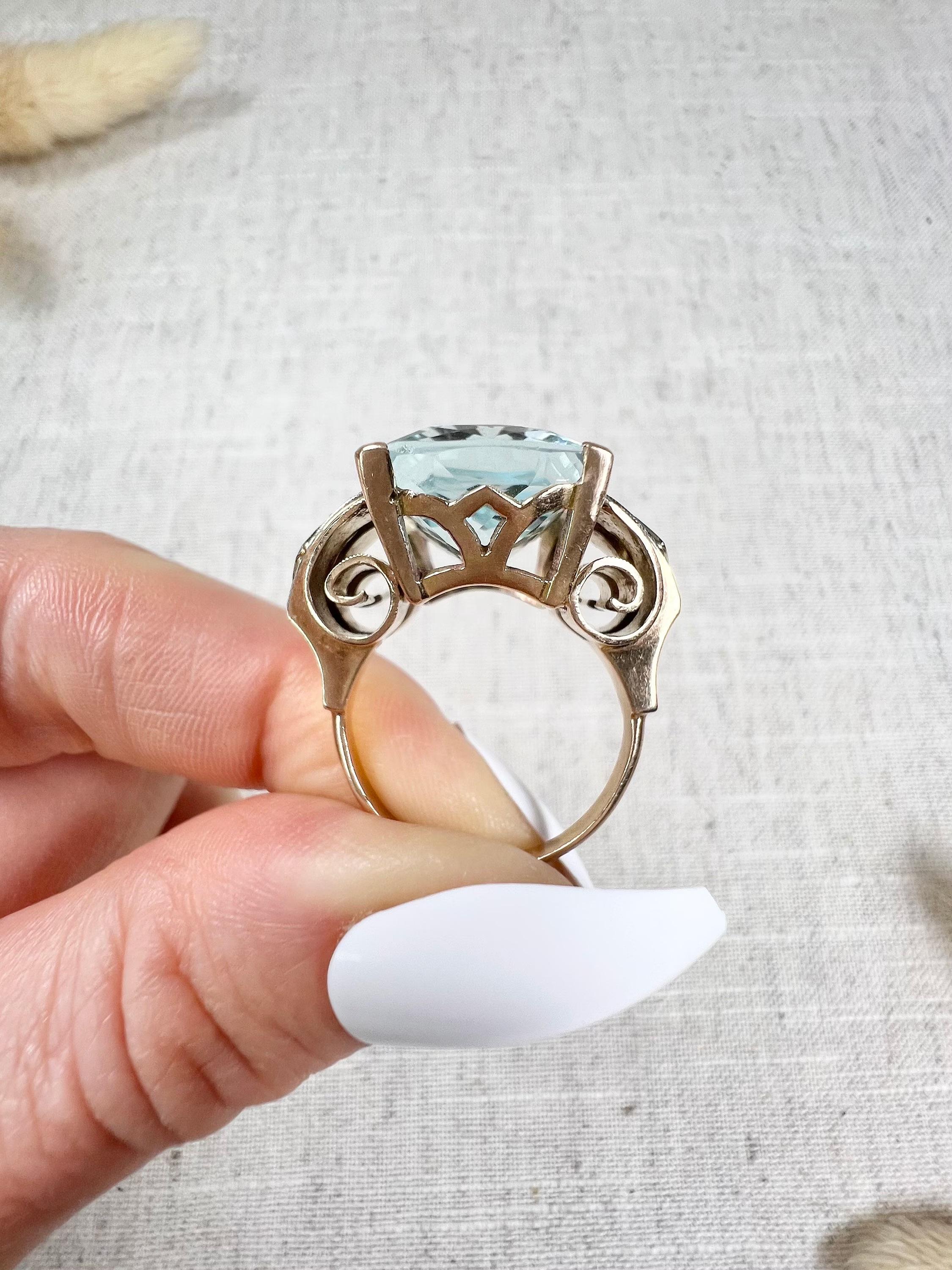 Women's or Men's Vintage 18ct Rose Gold, 1940s Cushion Cut Aquamarine & Diamond Cocktail Ring For Sale