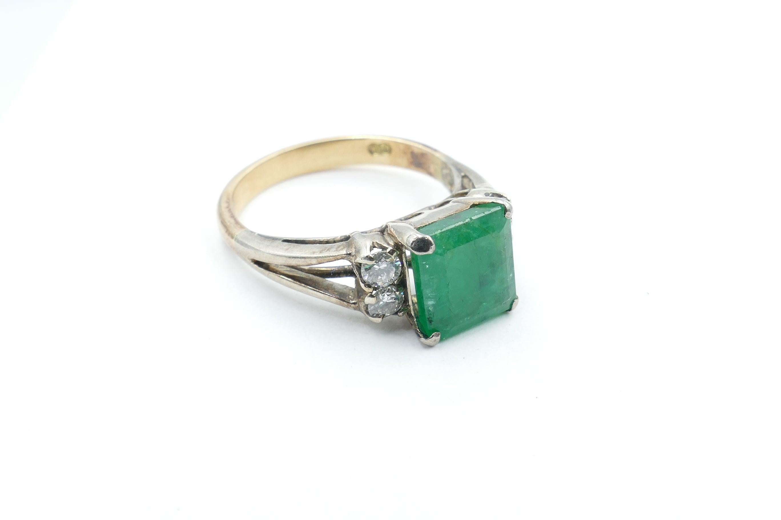 The good Emerald Stone featured in this very attractive Vintage Ring is 2.74 carats in weight, Bluish-green Colour, medium Tone, 4 claw set and is flanked by 4 Round Brilliant cut Diamonds, Colour G/H & Clarity SI1-SI2, individually claw set.
The
