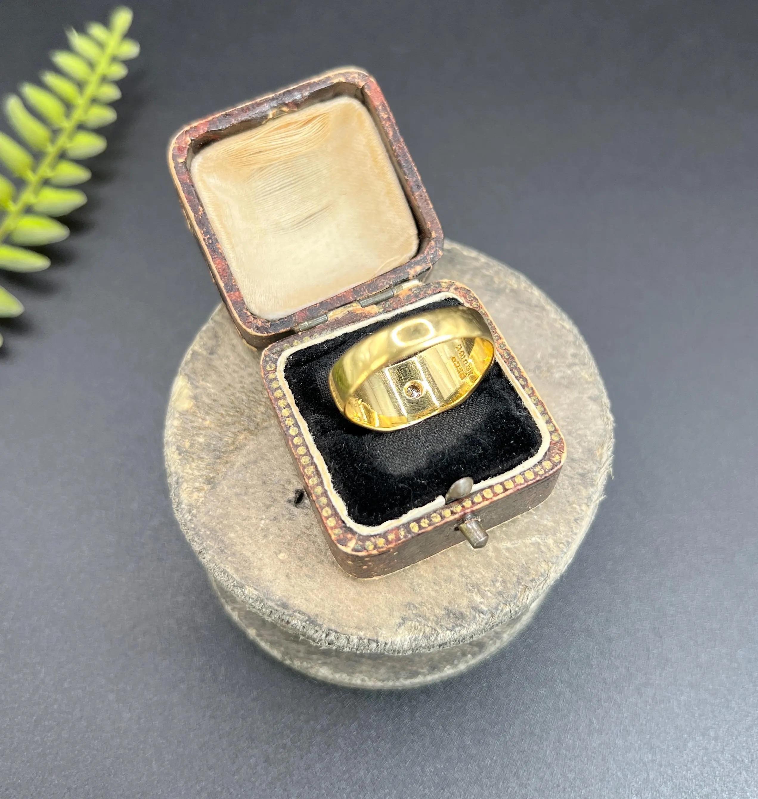Women's or Men's Vintage 18ct Two Colour Gold Star Set Diamond Signet Ring Hallmarked London 1939 For Sale