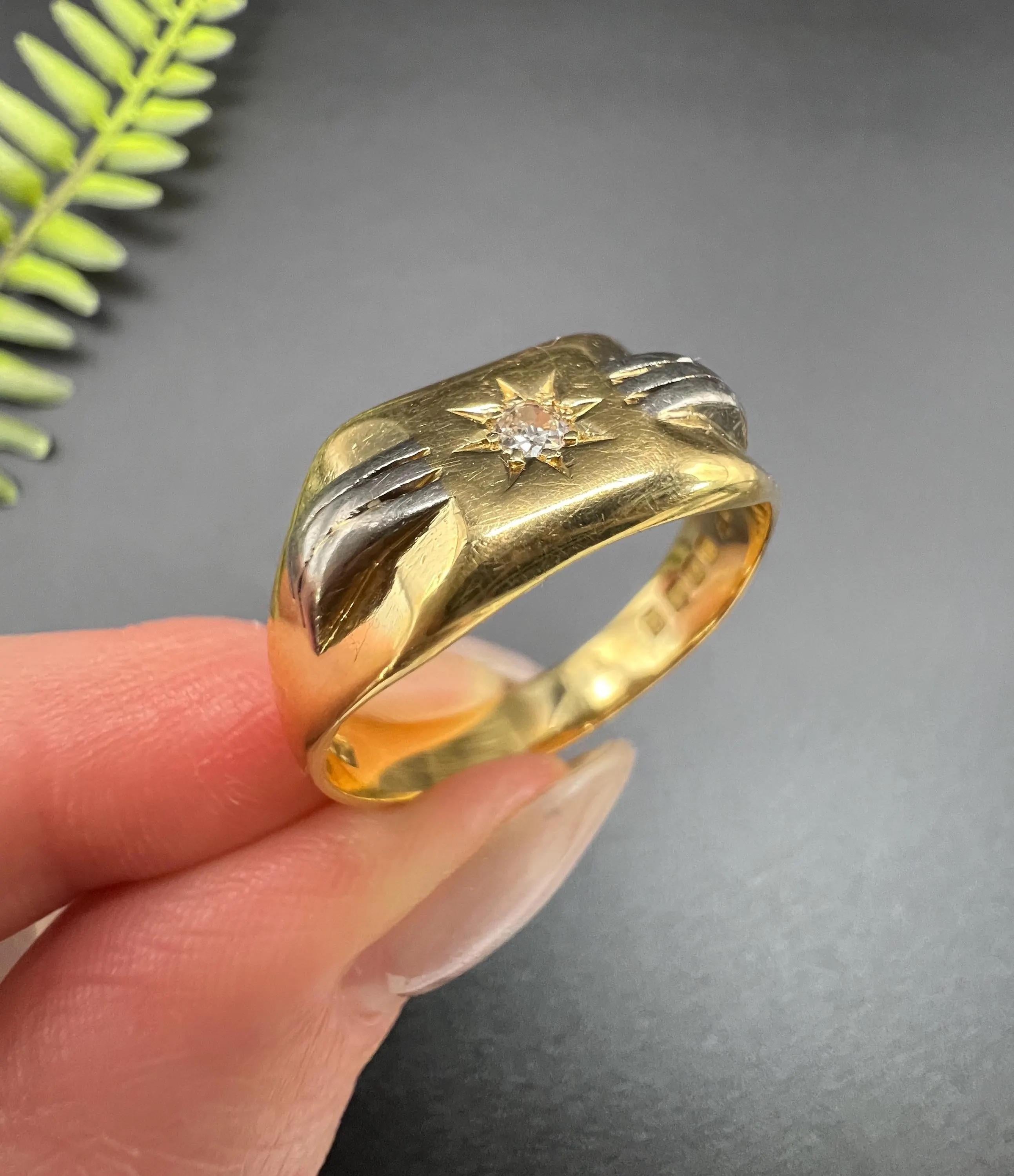 Vintage 18ct Two Colour Gold Star Set Diamond Signet Ring Hallmarked London 1939 For Sale 1